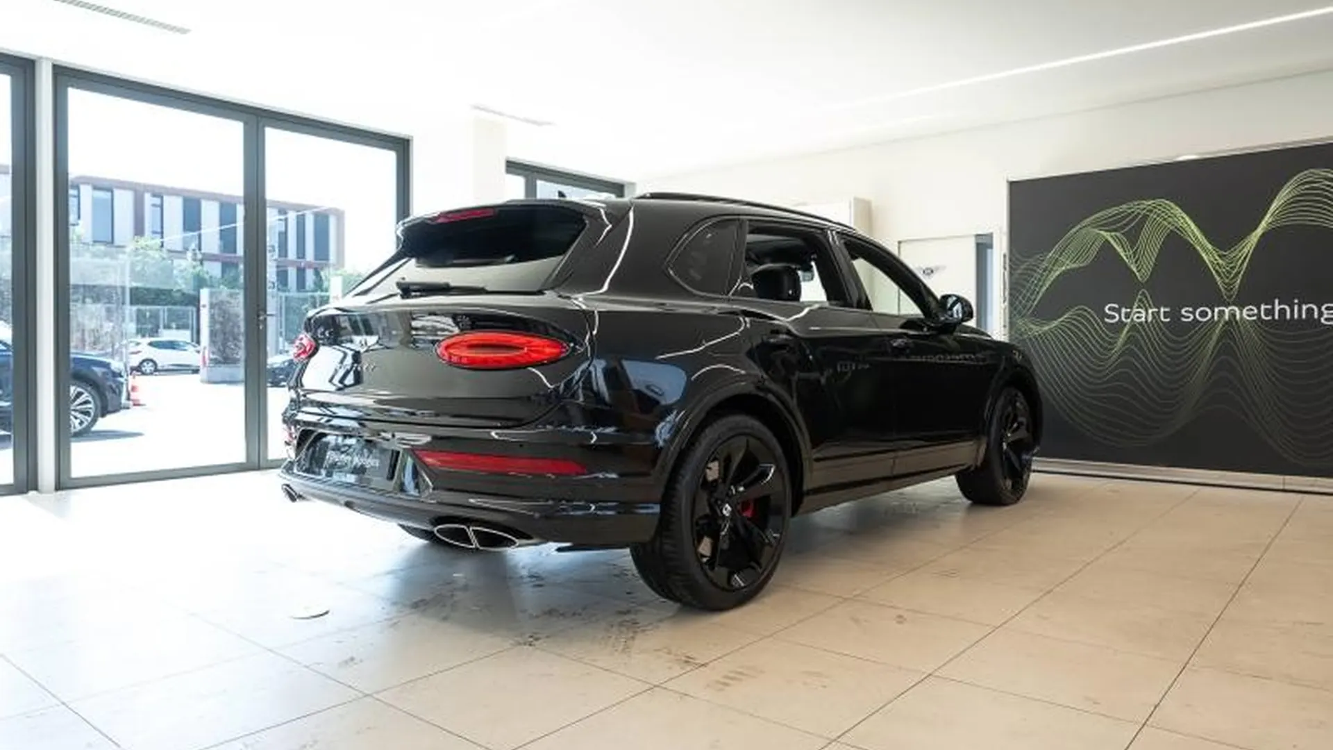 Bentley Bentayga — photo 2