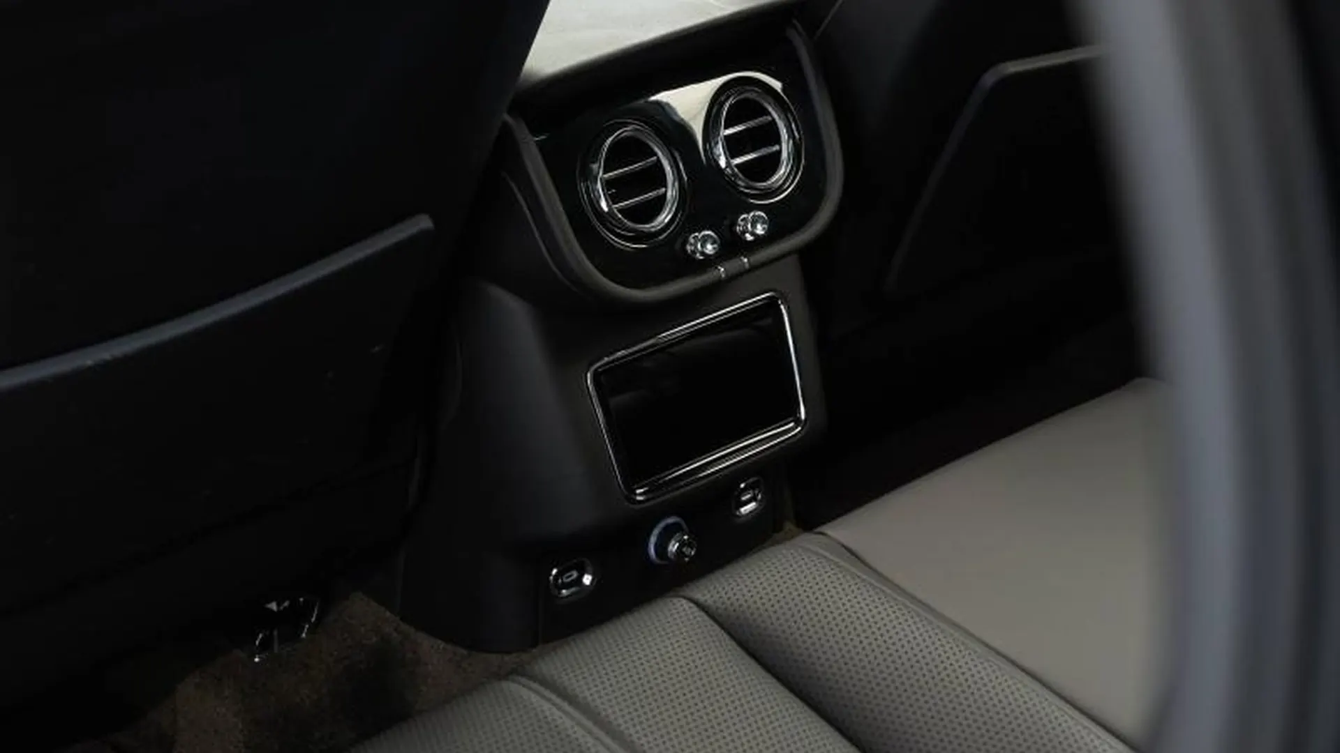 Bentley Bentayga — photo 28