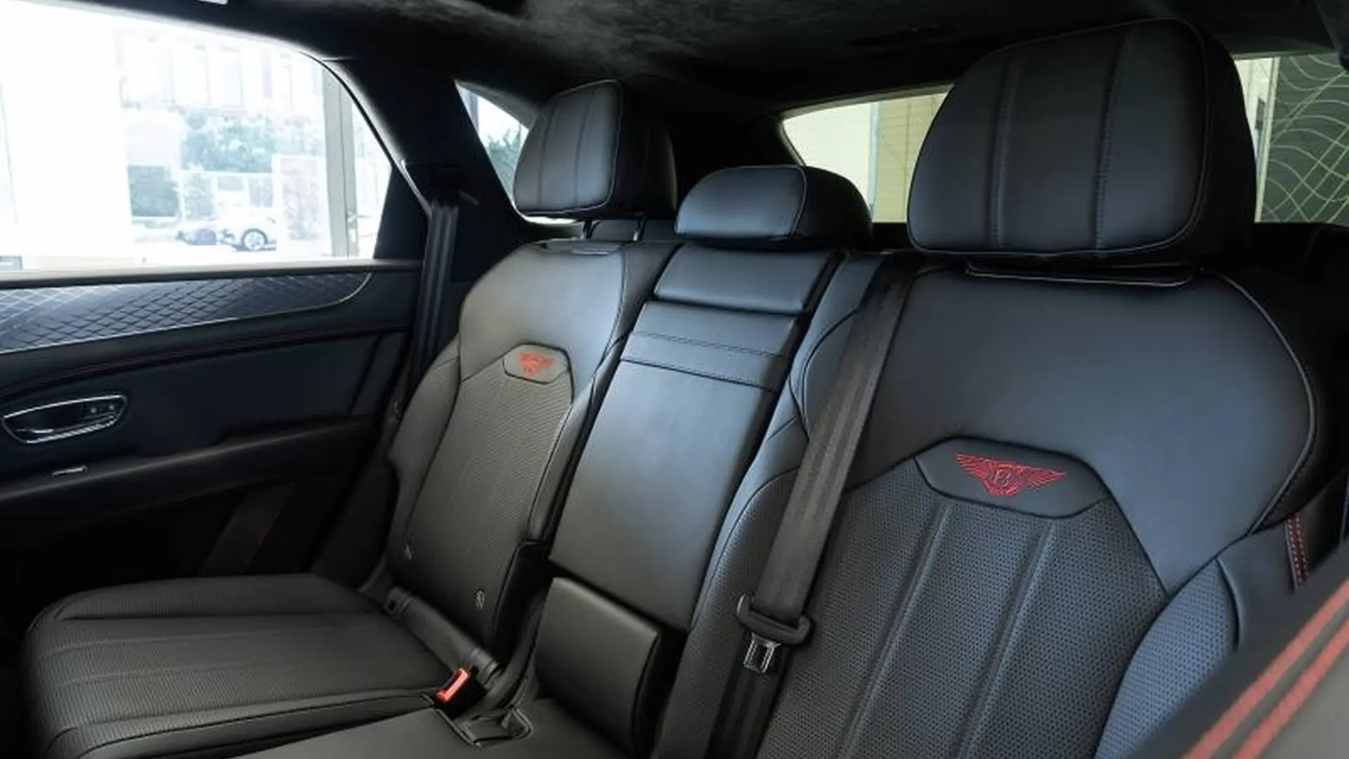 Bentley Bentayga — photo 26