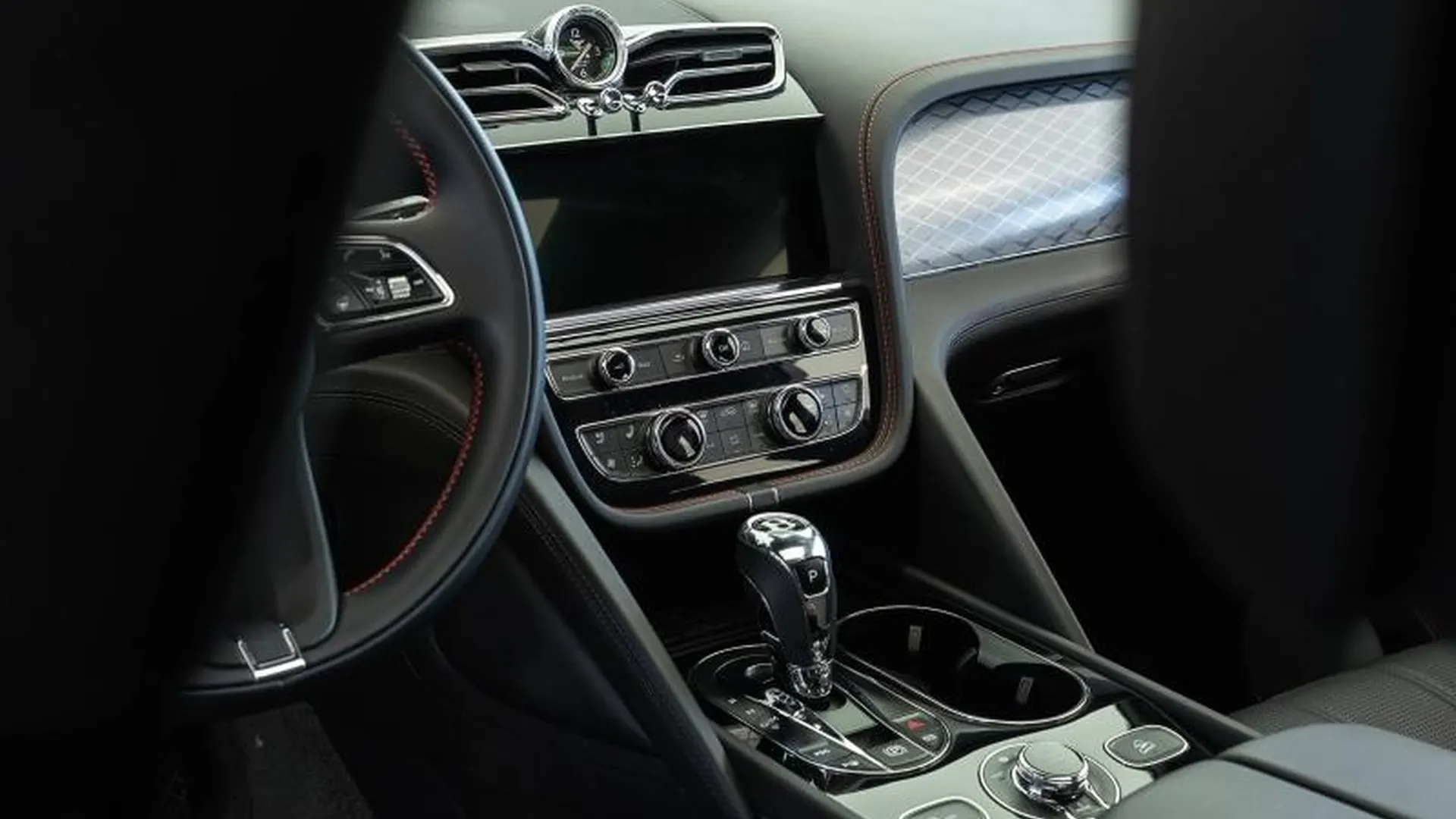 Bentley Bentayga — photo 23