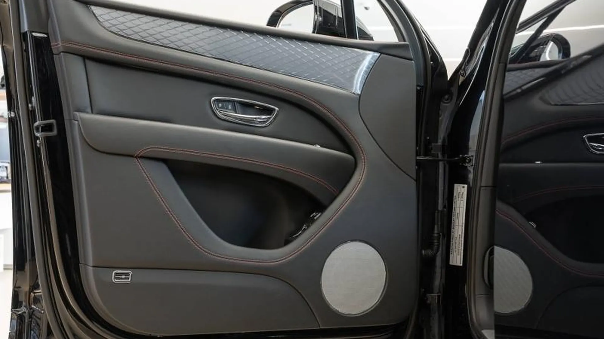Bentley Bentayga — photo 17