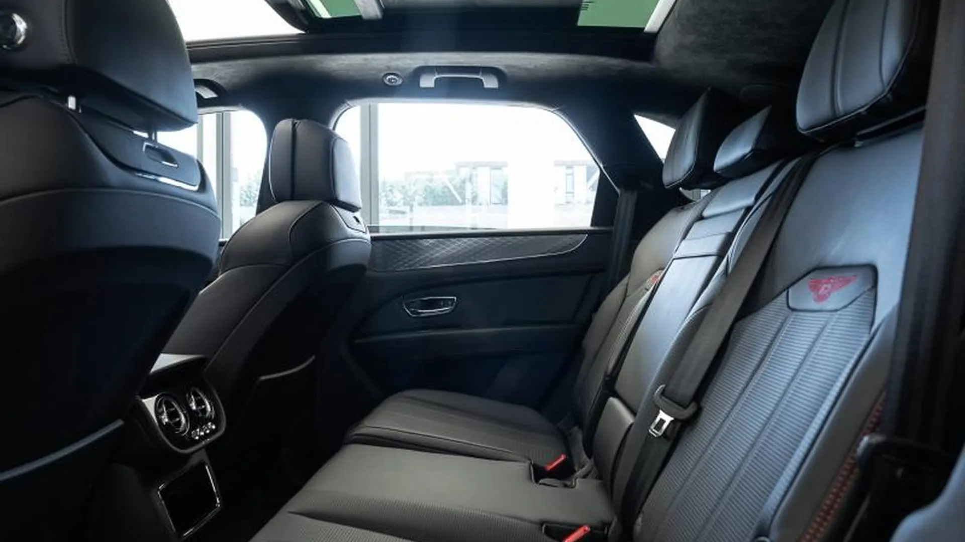 Bentley Bentayga — photo 27