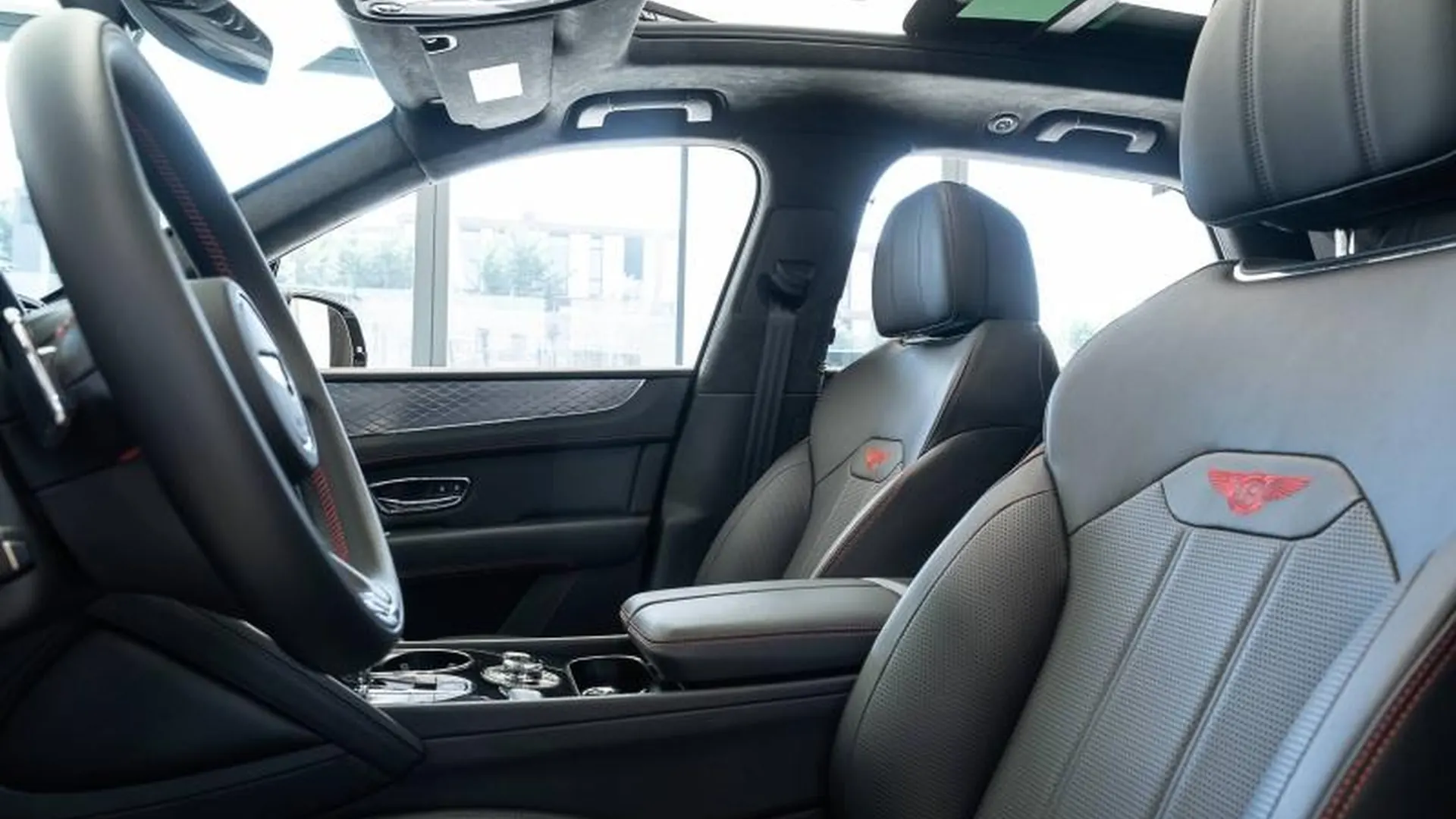 Bentley Bentayga — photo 25