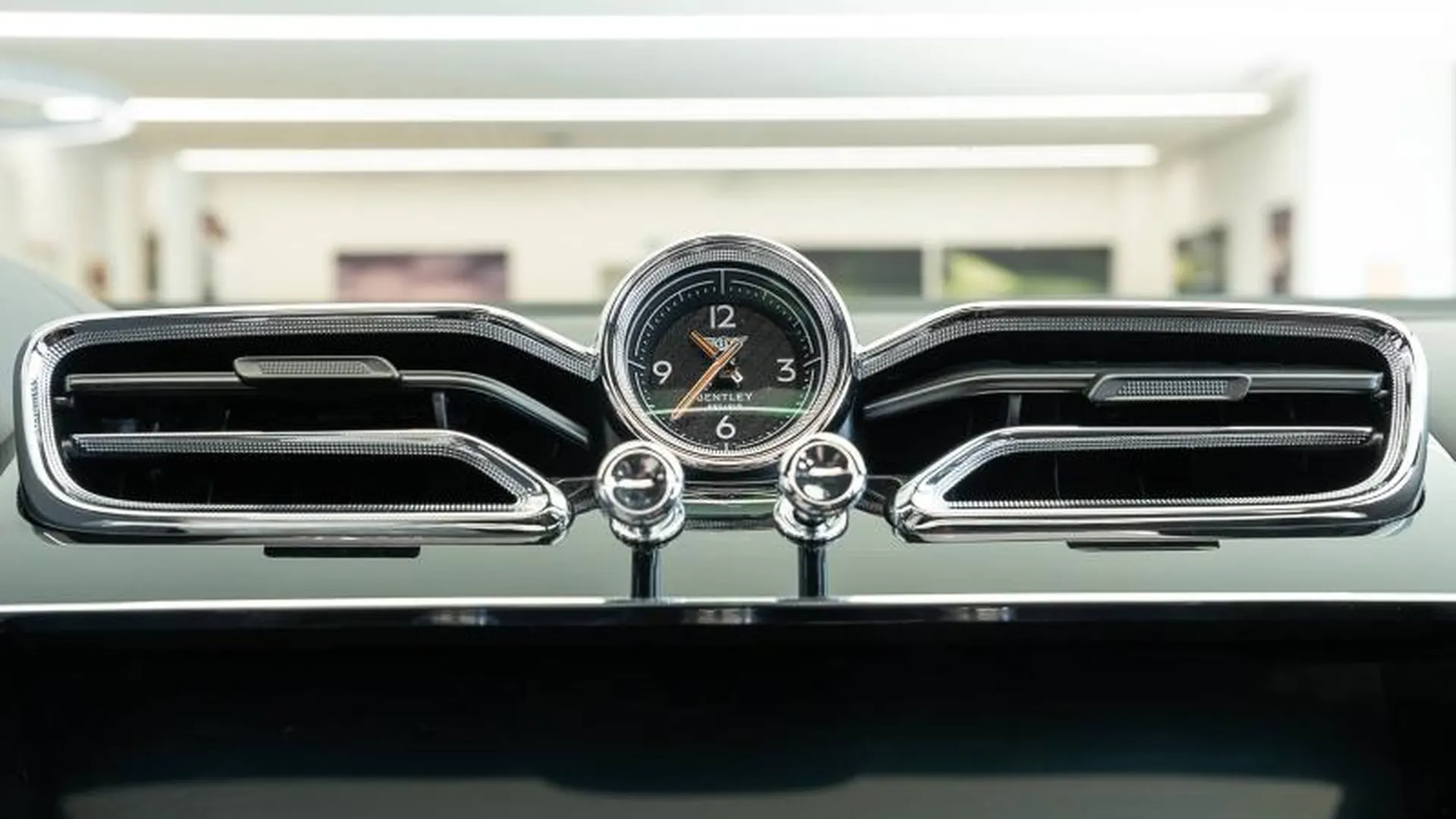 Bentley Bentayga — photo 21