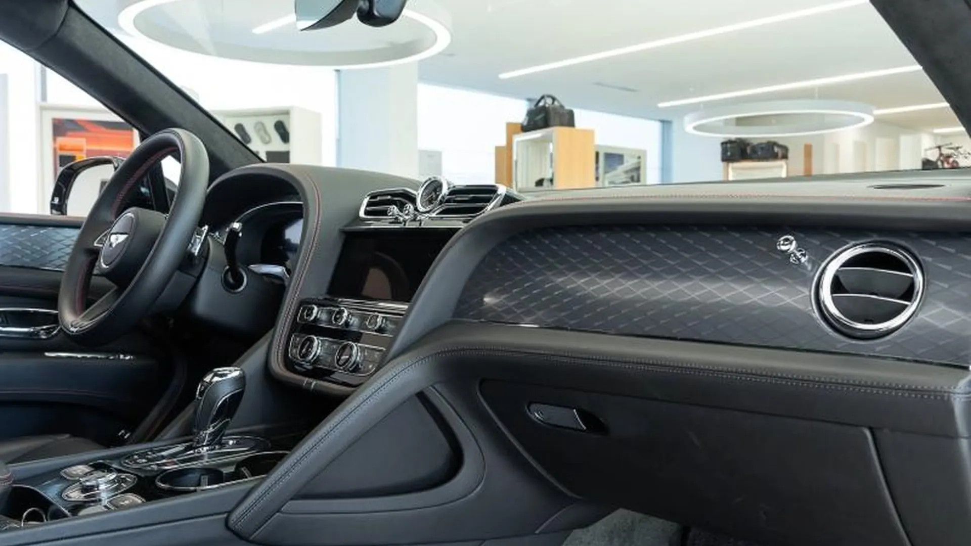 Bentley Bentayga — photo 29