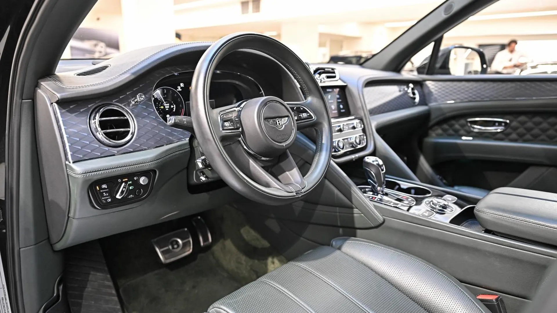 Bentley Bentayga — photo 17