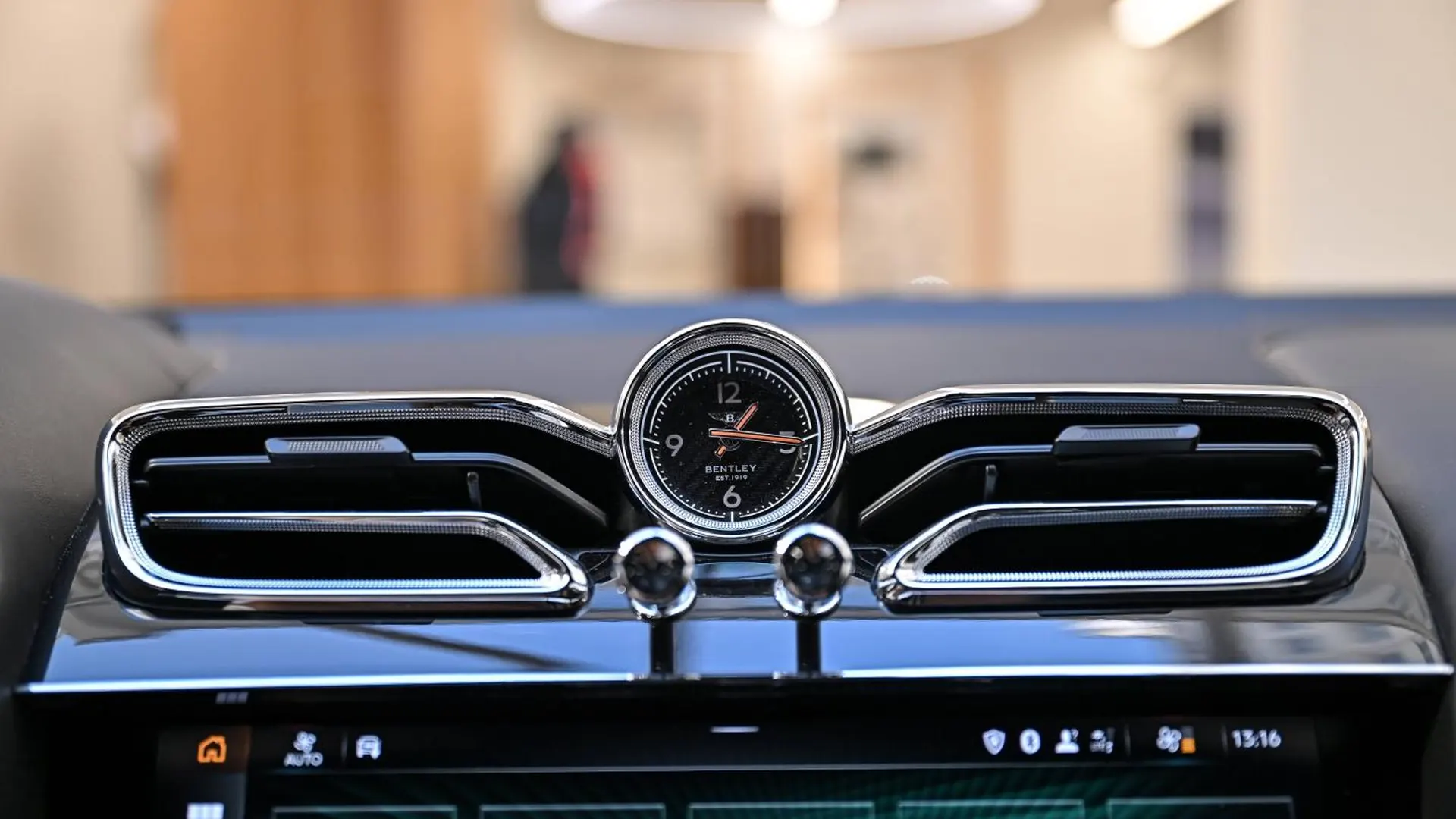 Bentley Bentayga — photo 31