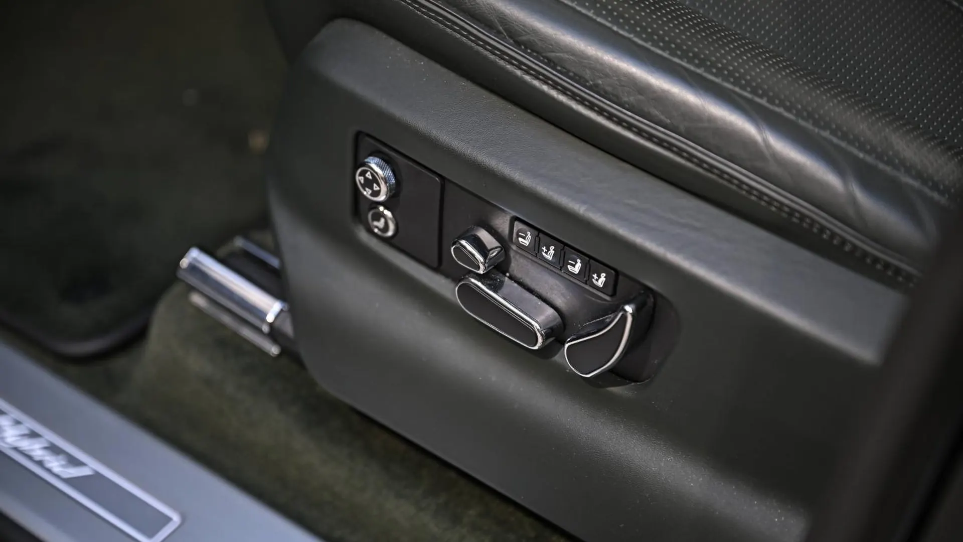 Bentley Bentayga — photo 26