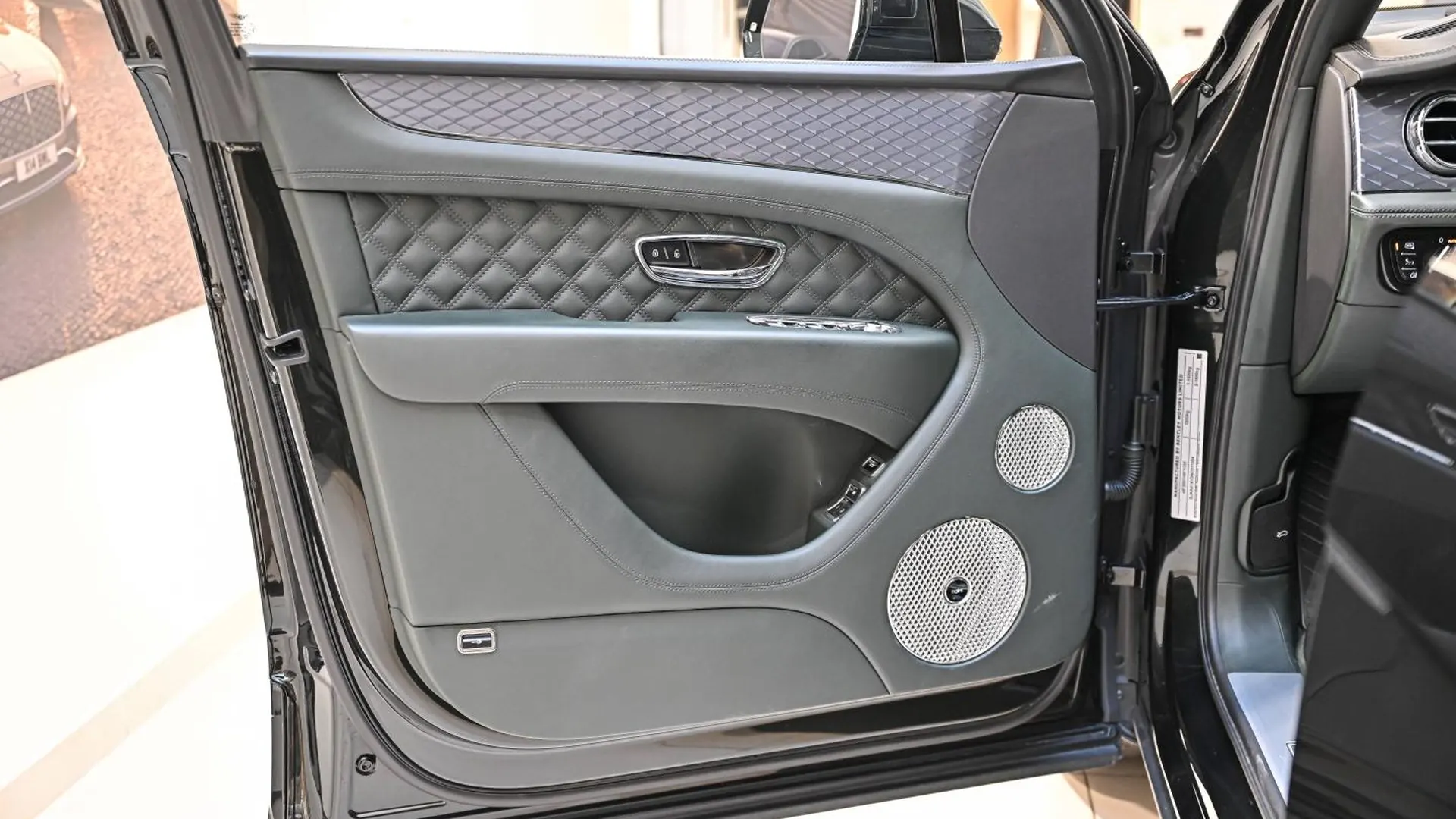 Bentley Bentayga — photo 16