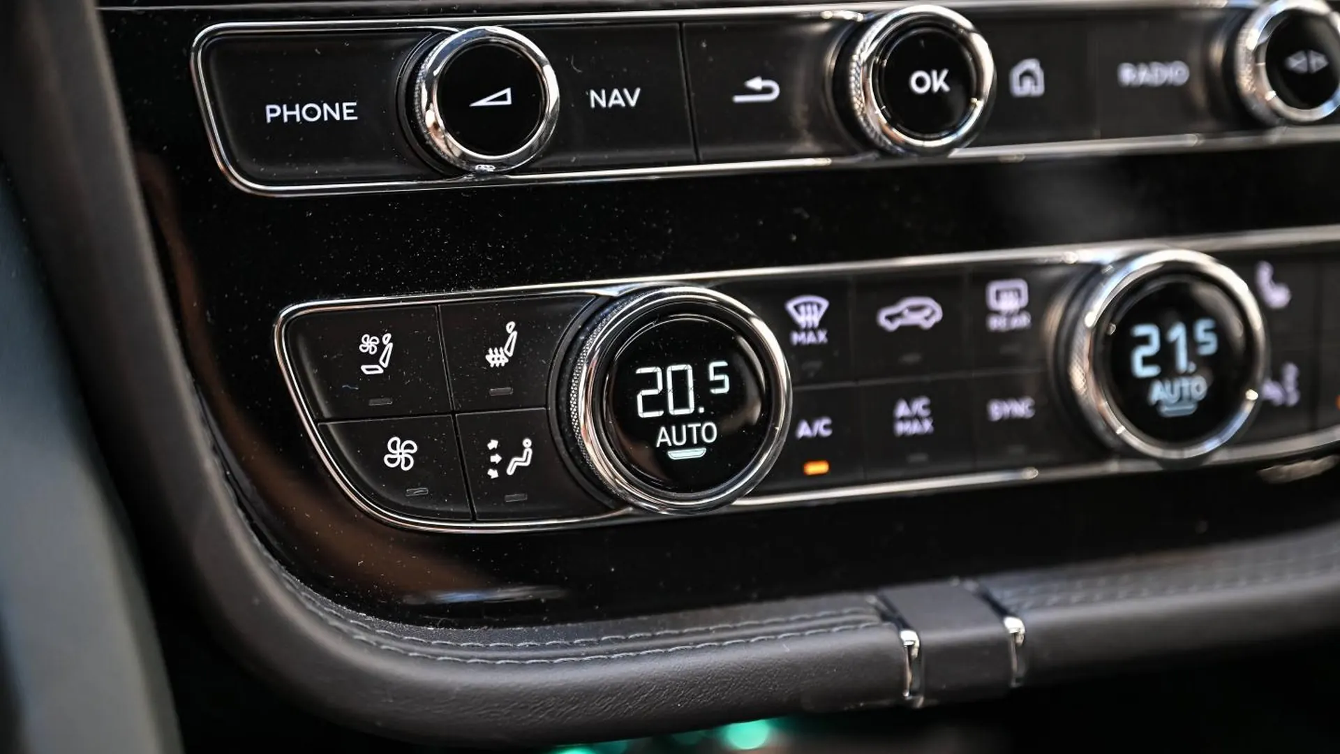 Bentley Bentayga — photo 35