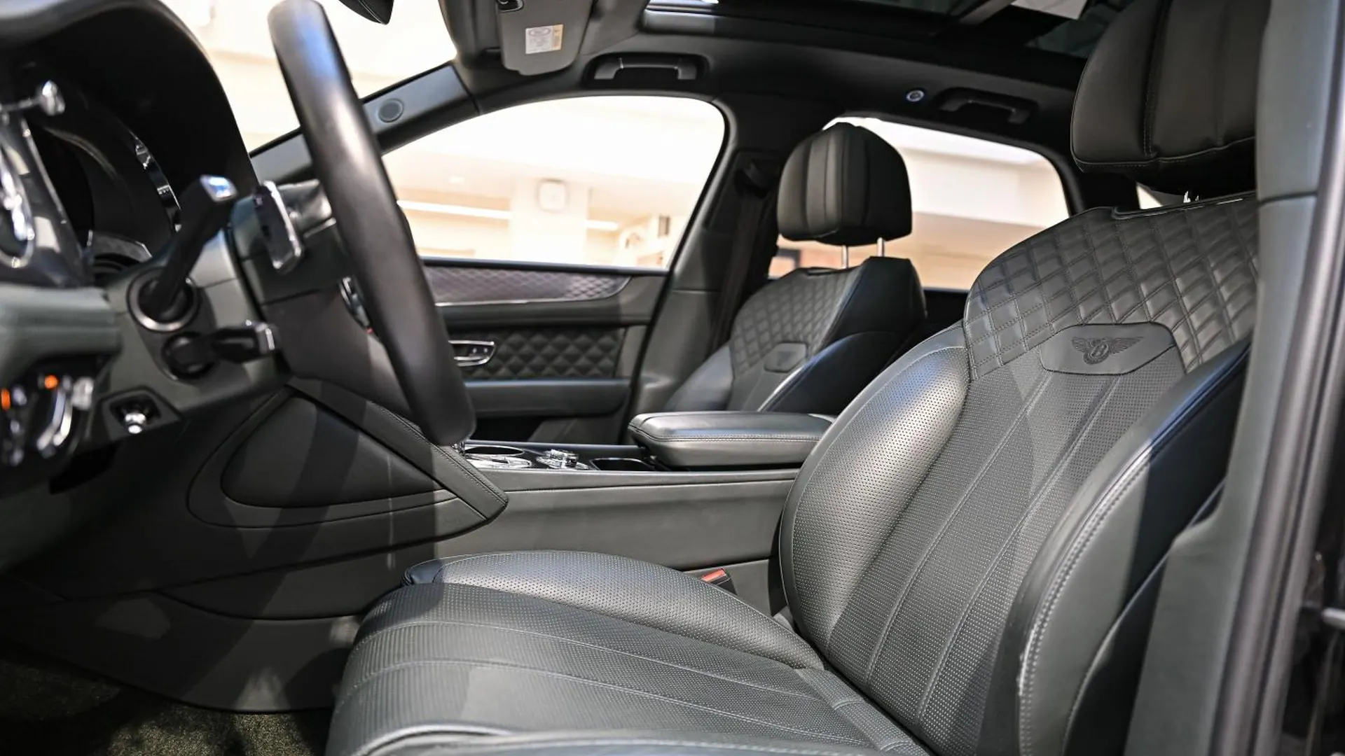 Bentley Bentayga — photo 18
