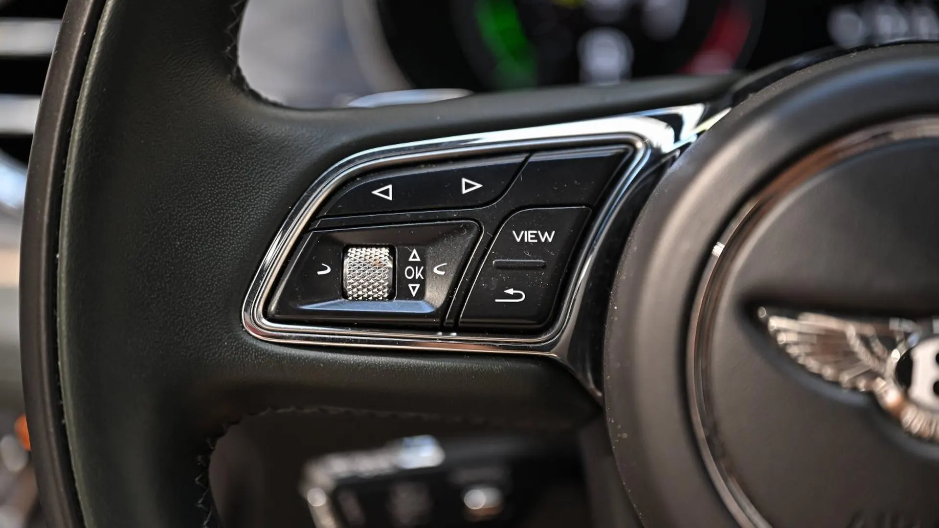 Bentley Bentayga — photo 29