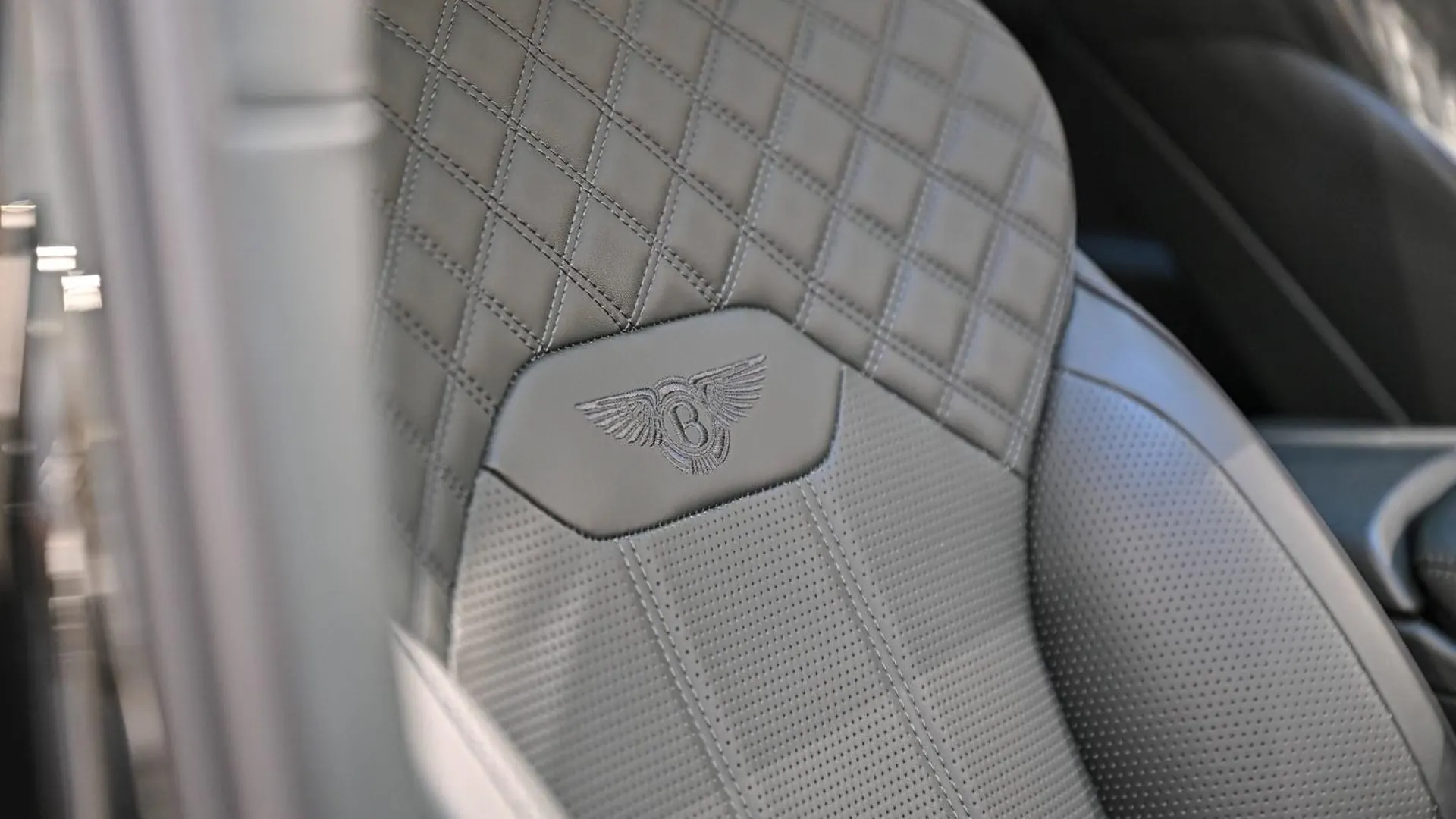 Bentley Bentayga — photo 13