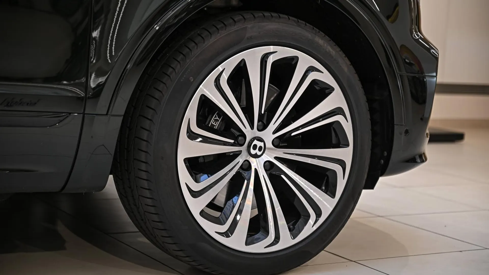 Bentley Bentayga — photo 7