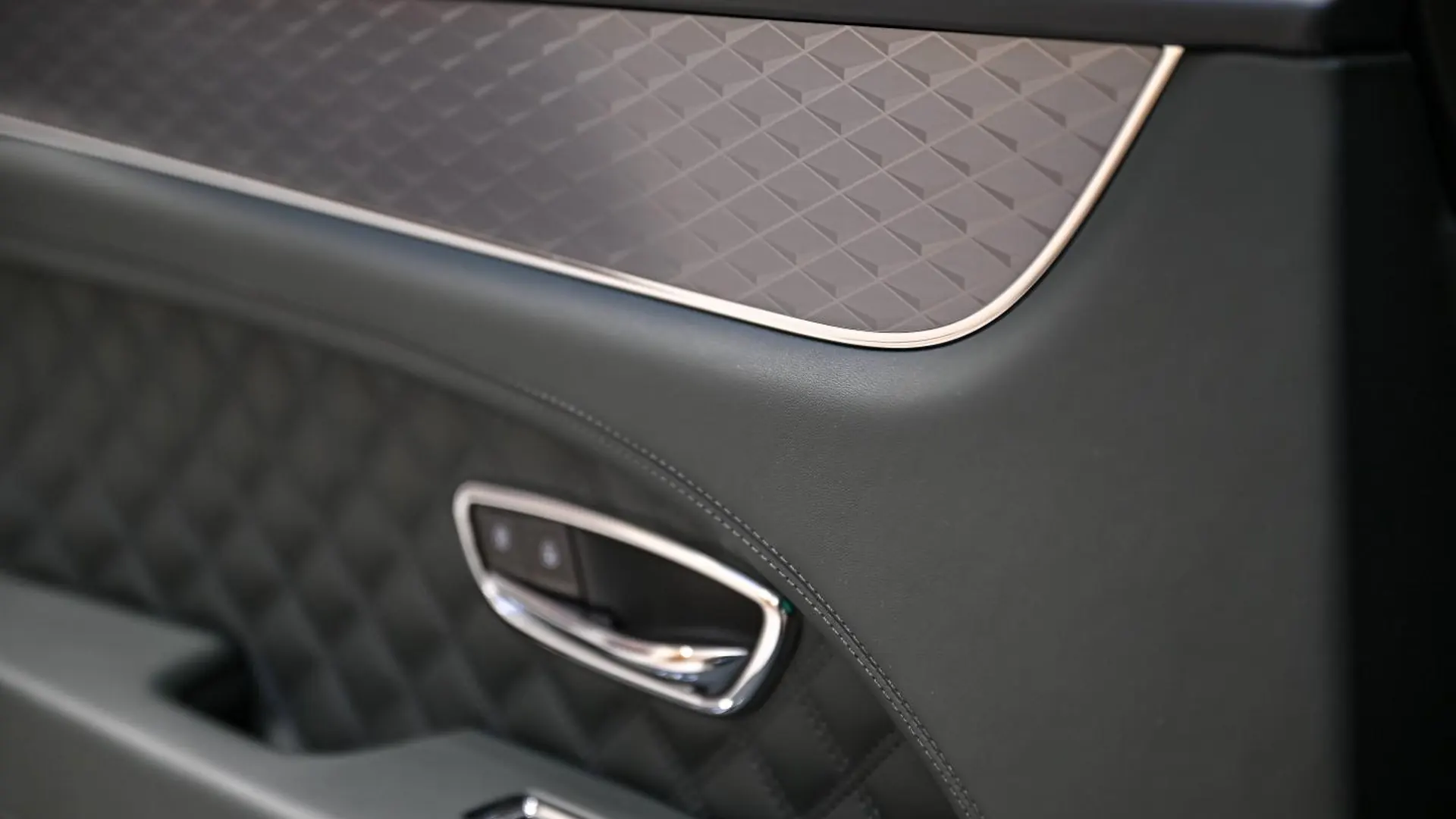 Bentley Bentayga — photo 25