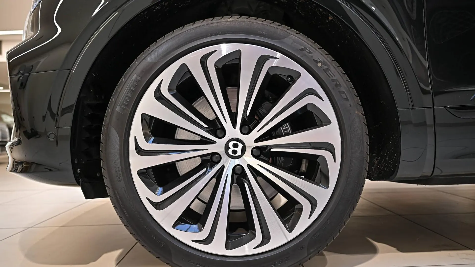 Bentley Bentayga — photo 8
