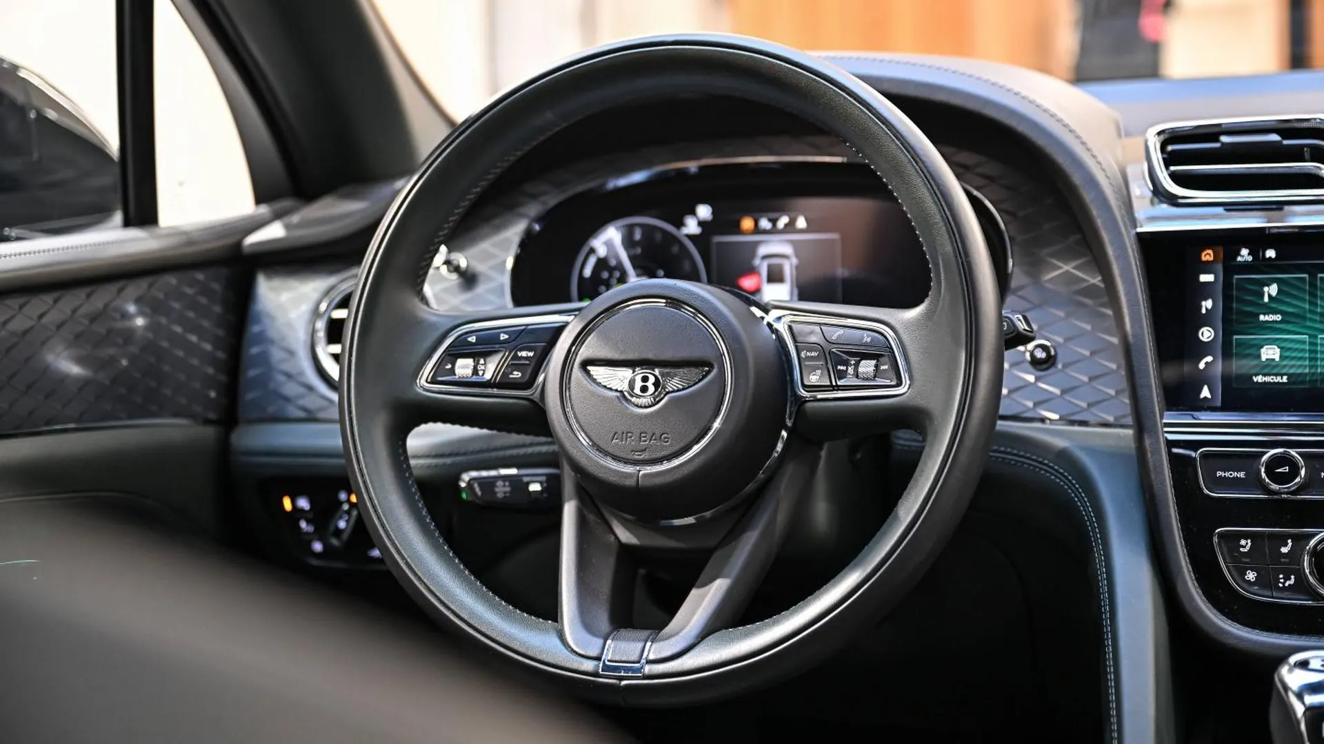 Bentley Bentayga — photo 23