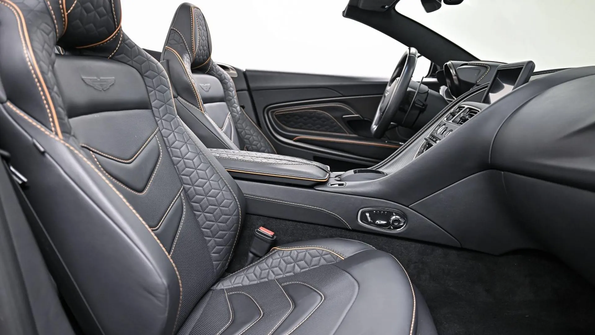 Aston Martin DBS — photo 8