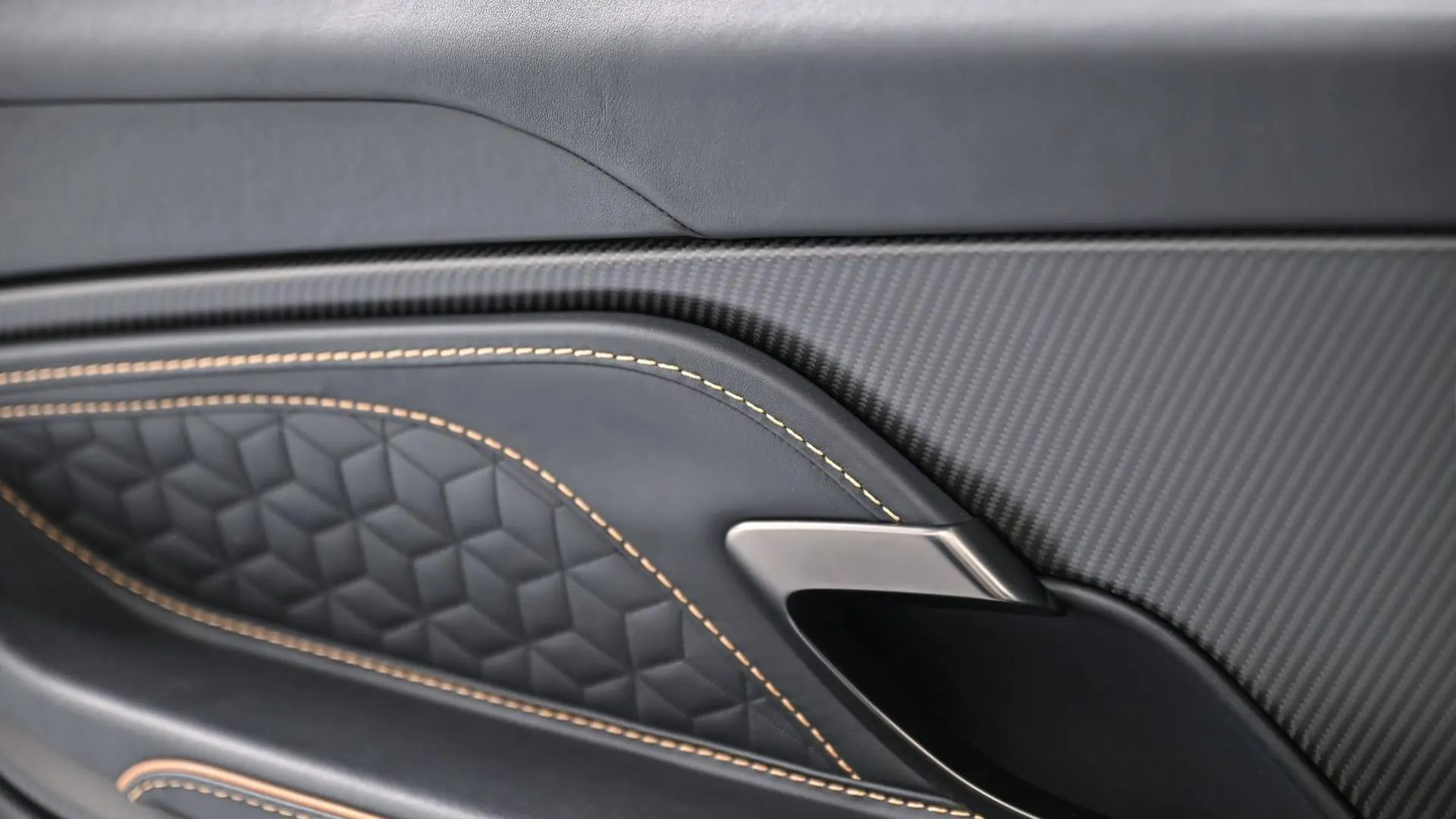 Aston Martin DBS — photo 36