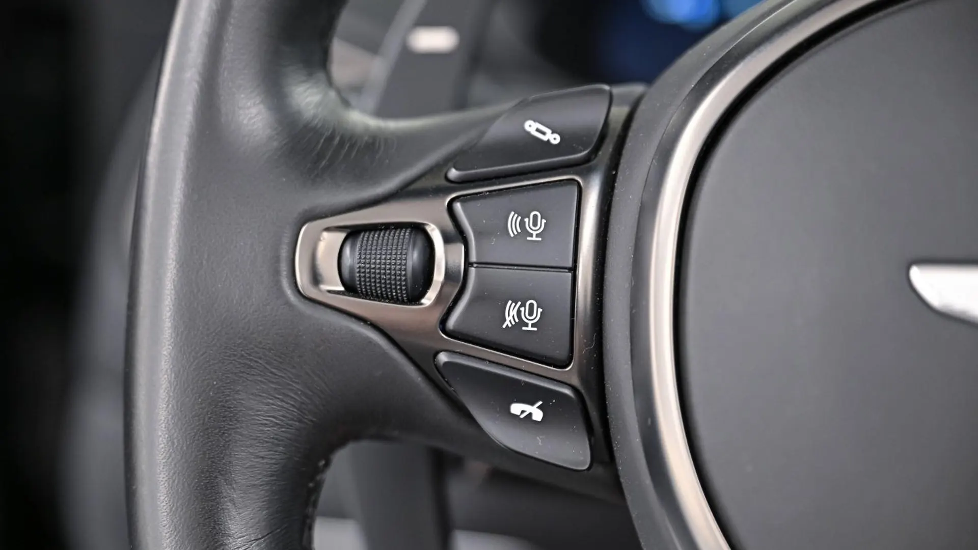 Aston Martin DBS — photo 23