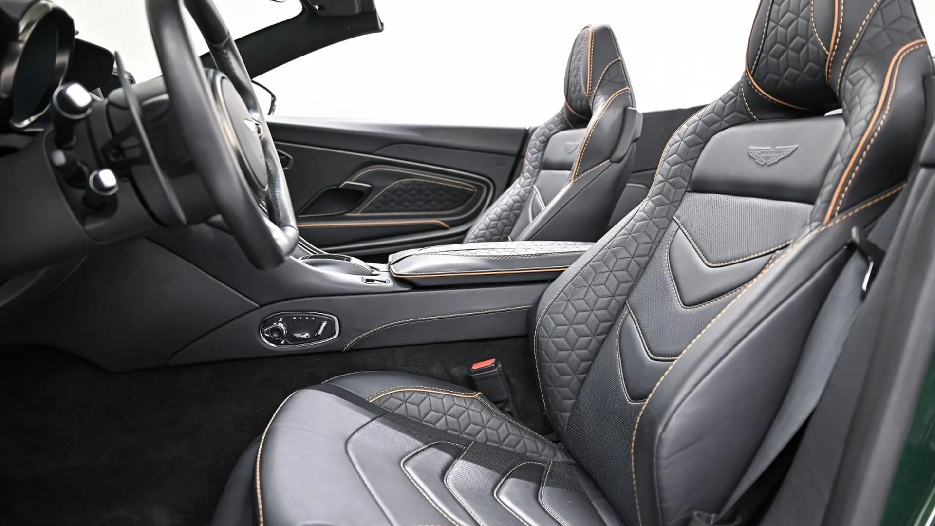 Aston Martin DBS — photo 19
