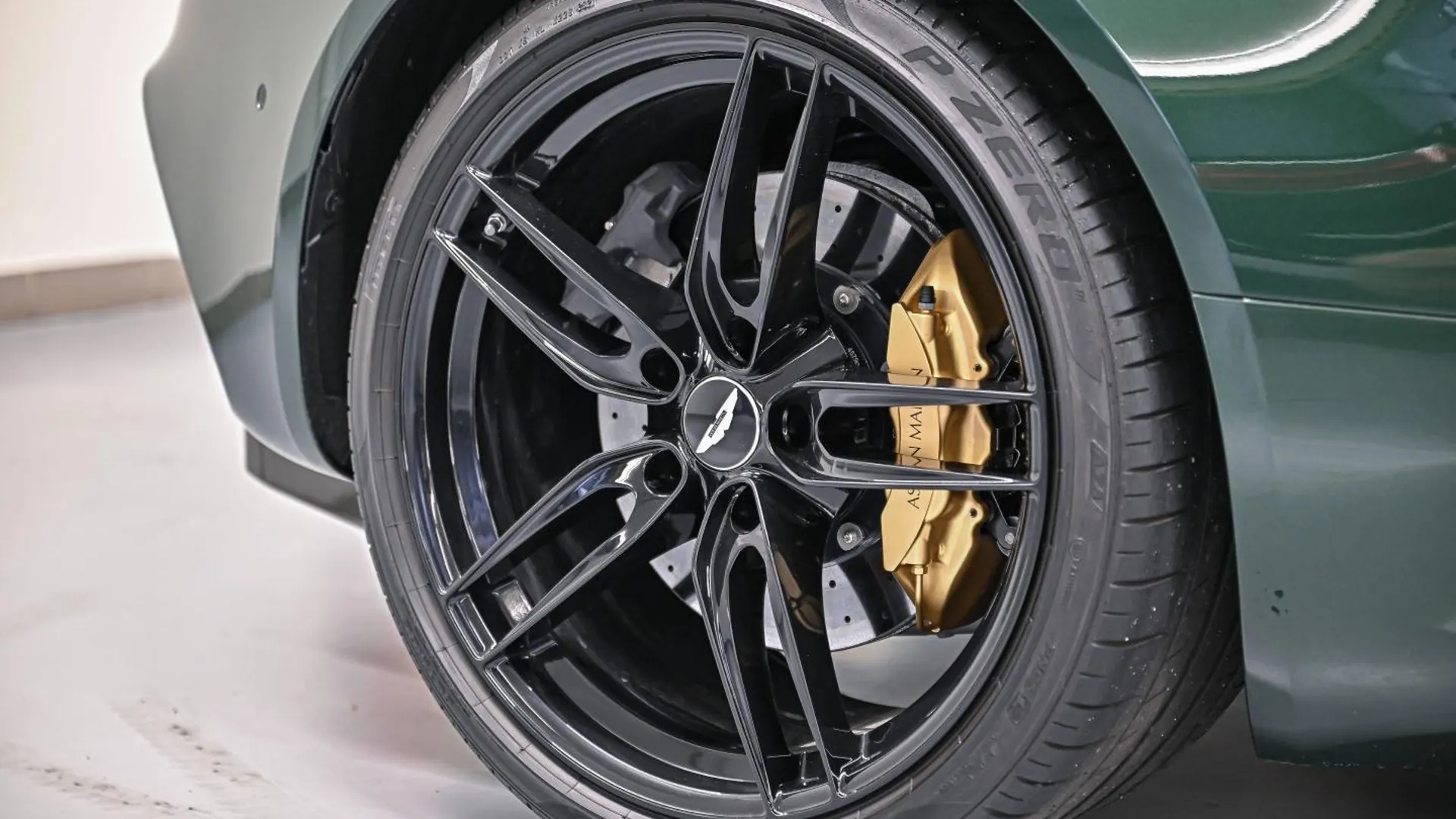 Aston Martin DBS — photo 5