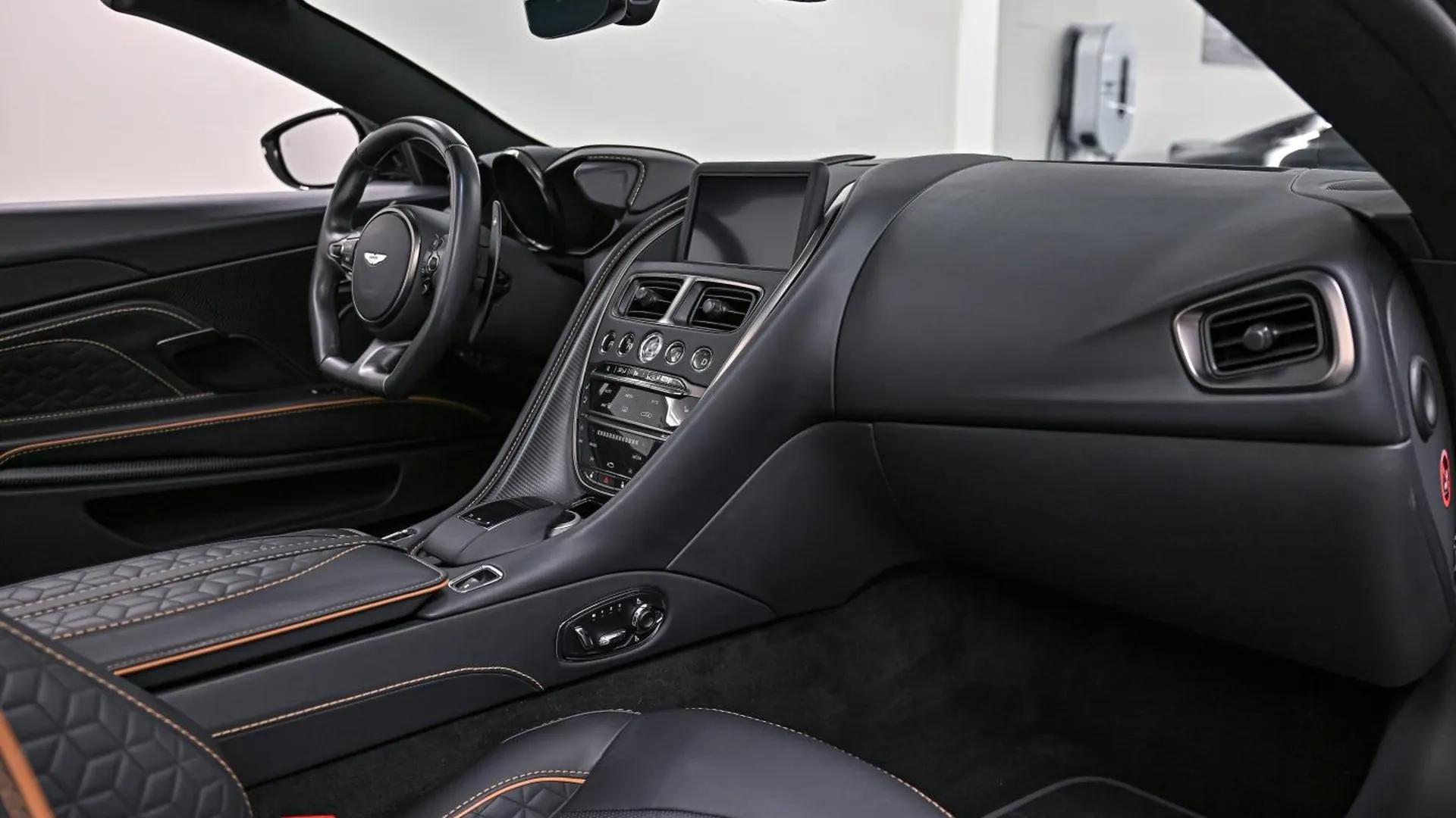 Aston Martin DBS — photo 7