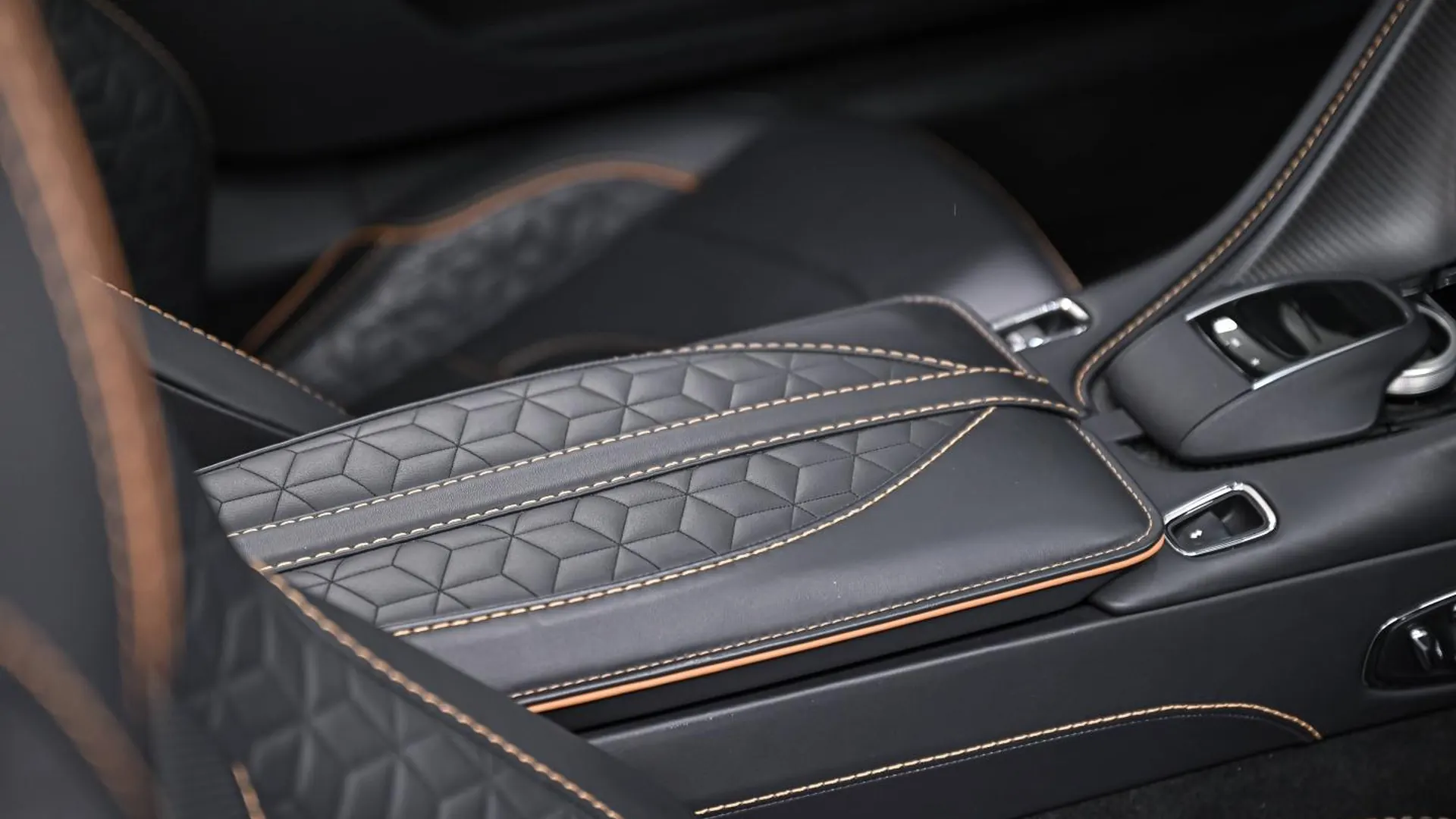 Aston Martin DBS — photo 10