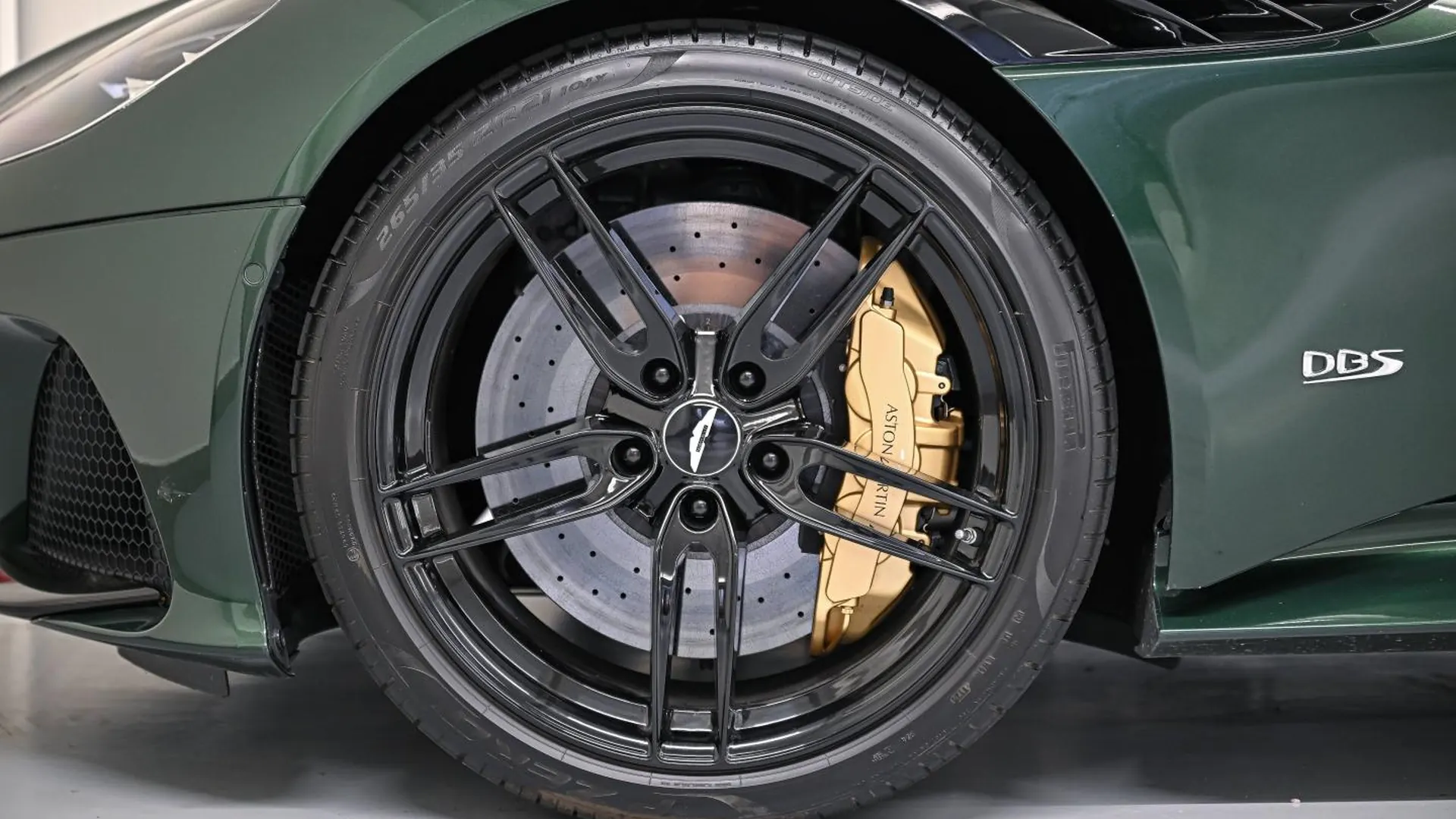Aston Martin DBS — photo 16