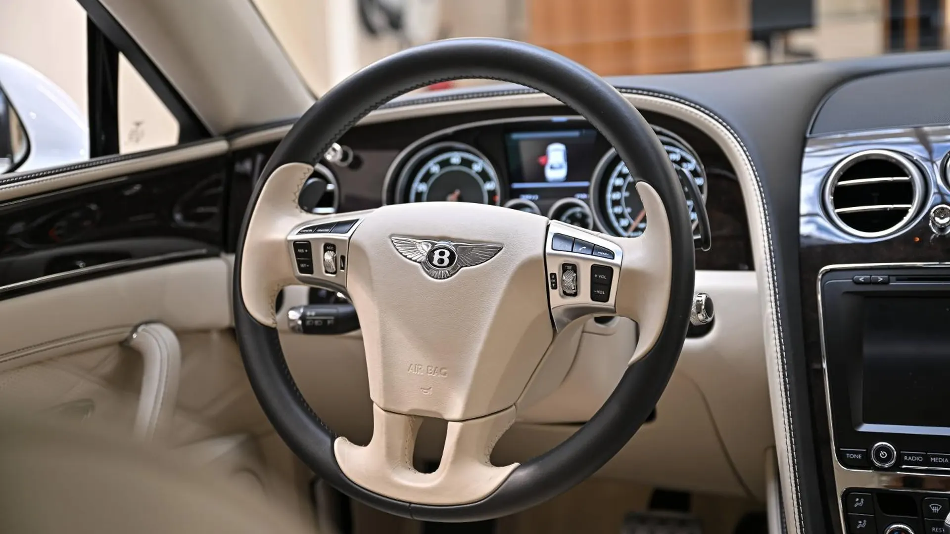 Bentley Flying Spur — photo 13