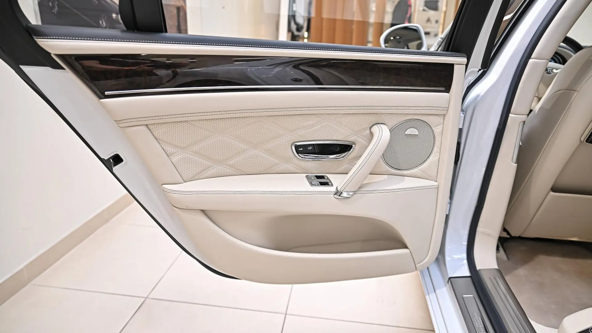 Bentley Flying Spur — photo 21
