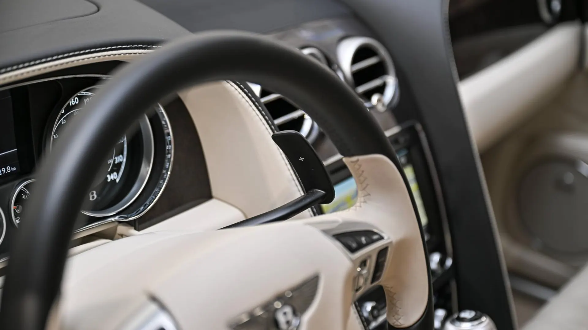 Bentley Flying Spur — photo 34