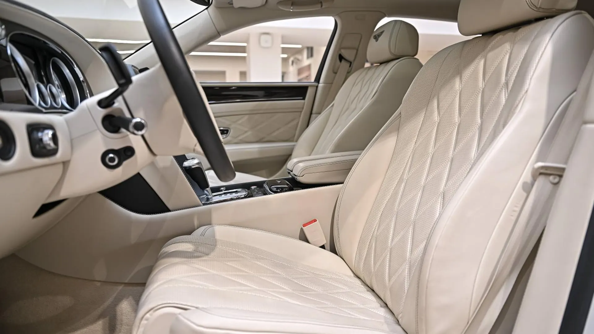 Bentley Flying Spur — photo 15
