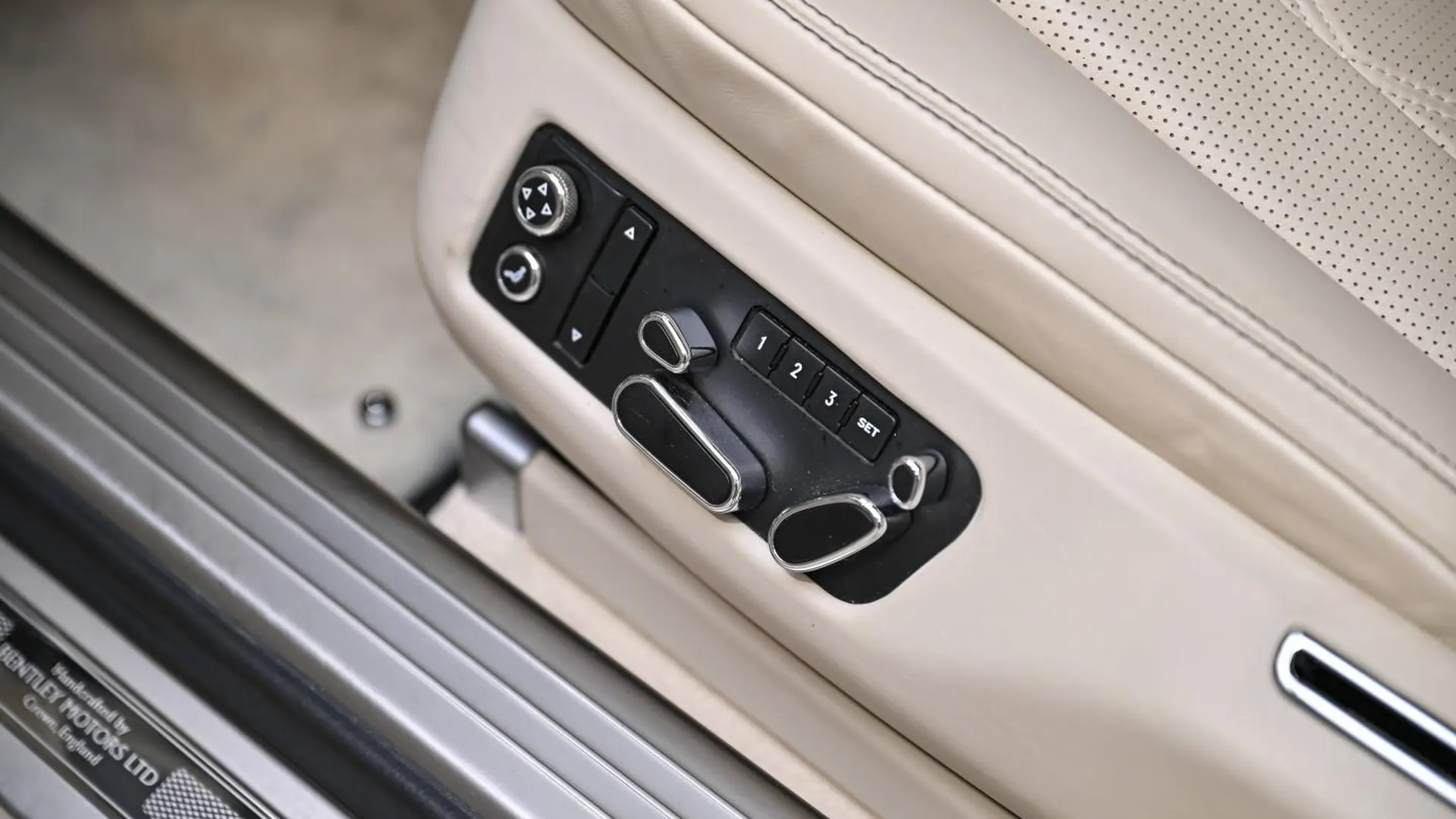 Bentley Flying Spur — photo 25