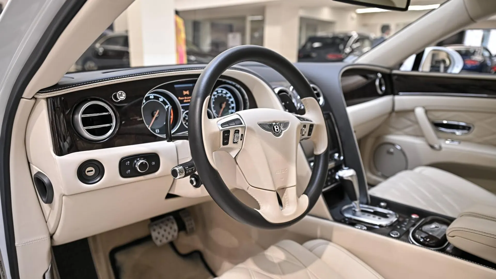 Bentley Flying Spur — photo 12
