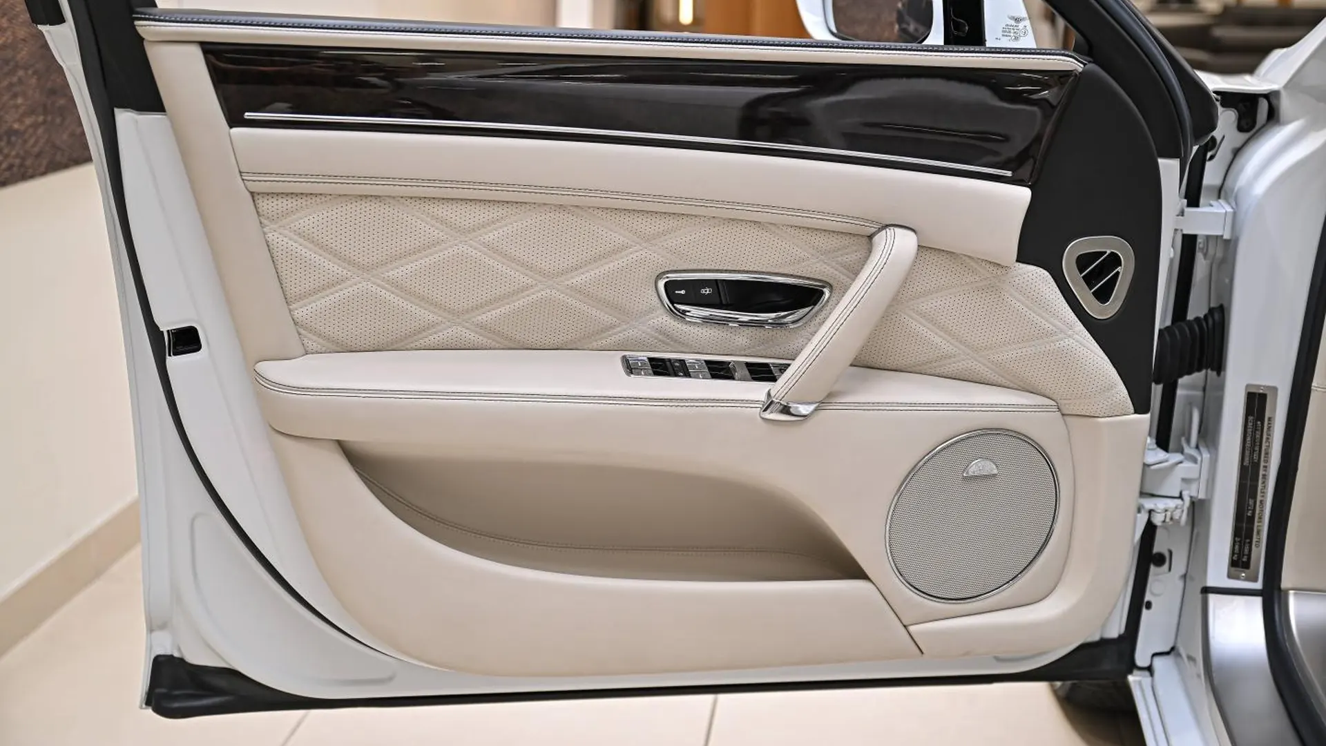 Bentley Flying Spur — photo 20