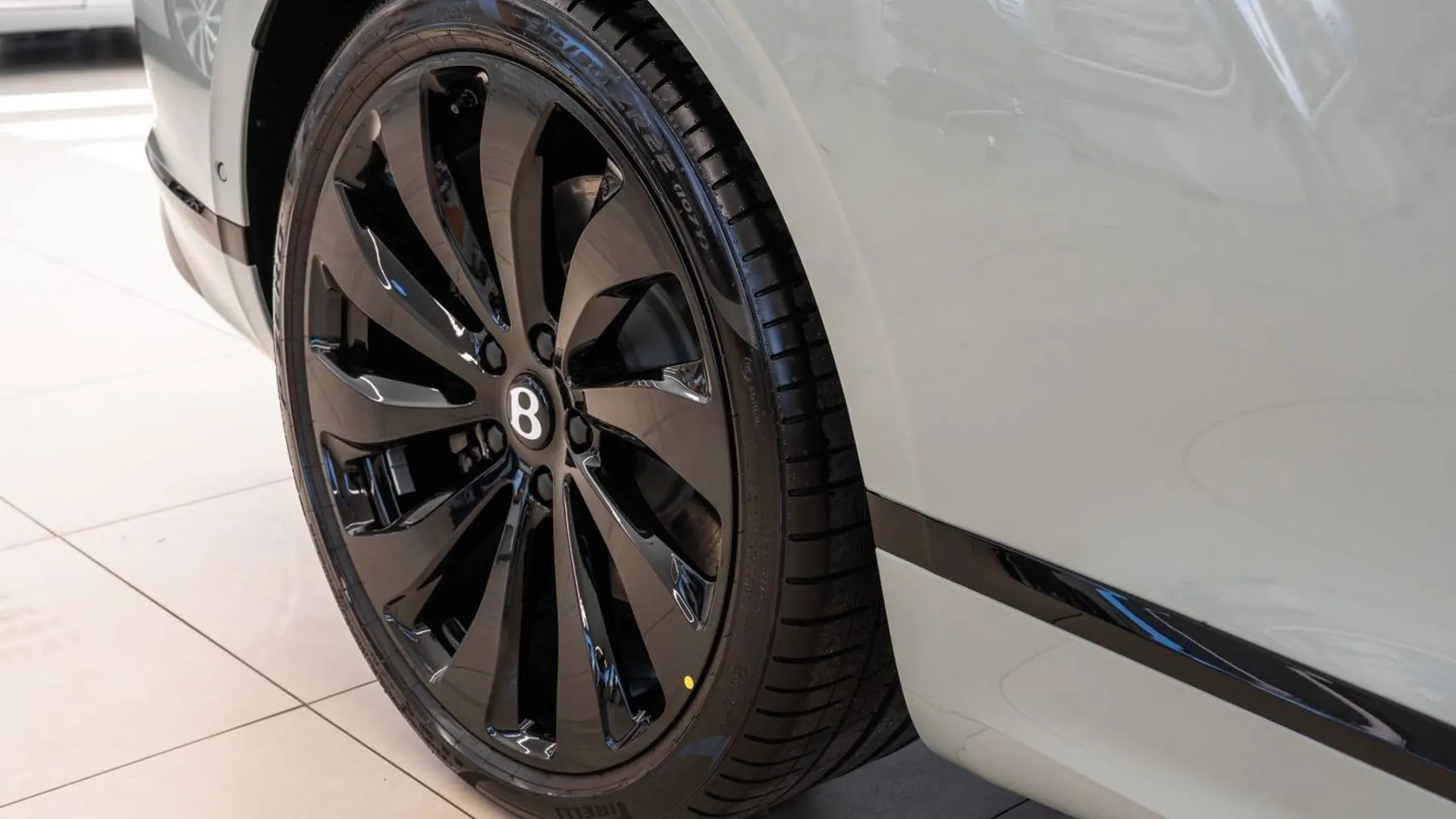 Bentley Continental — photo 10