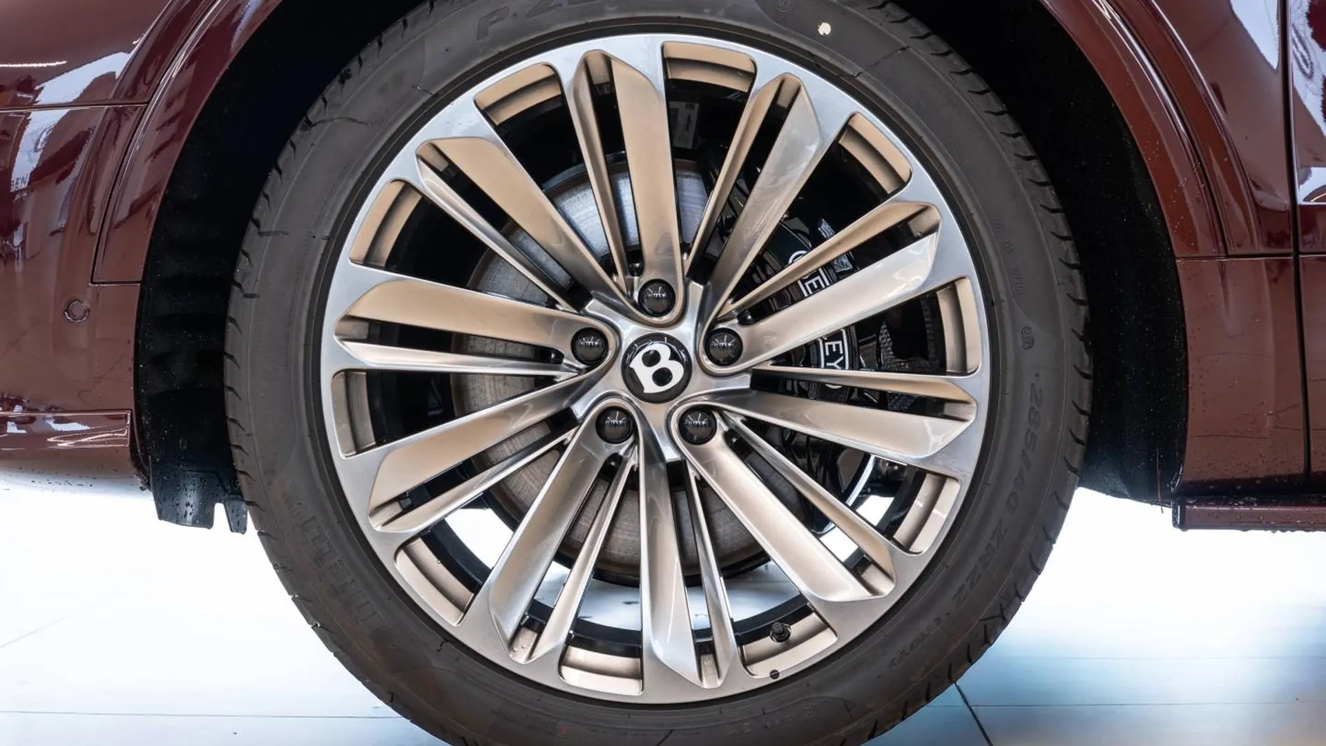 Bentley Bentayga — photo 17