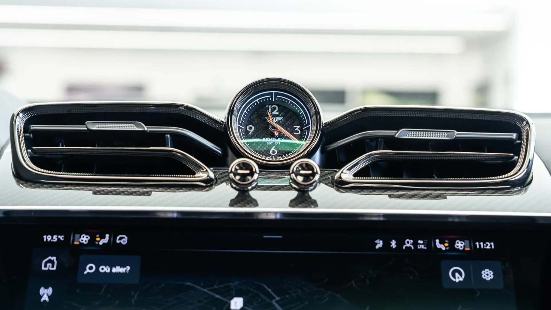 Bentley Bentayga — photo 31