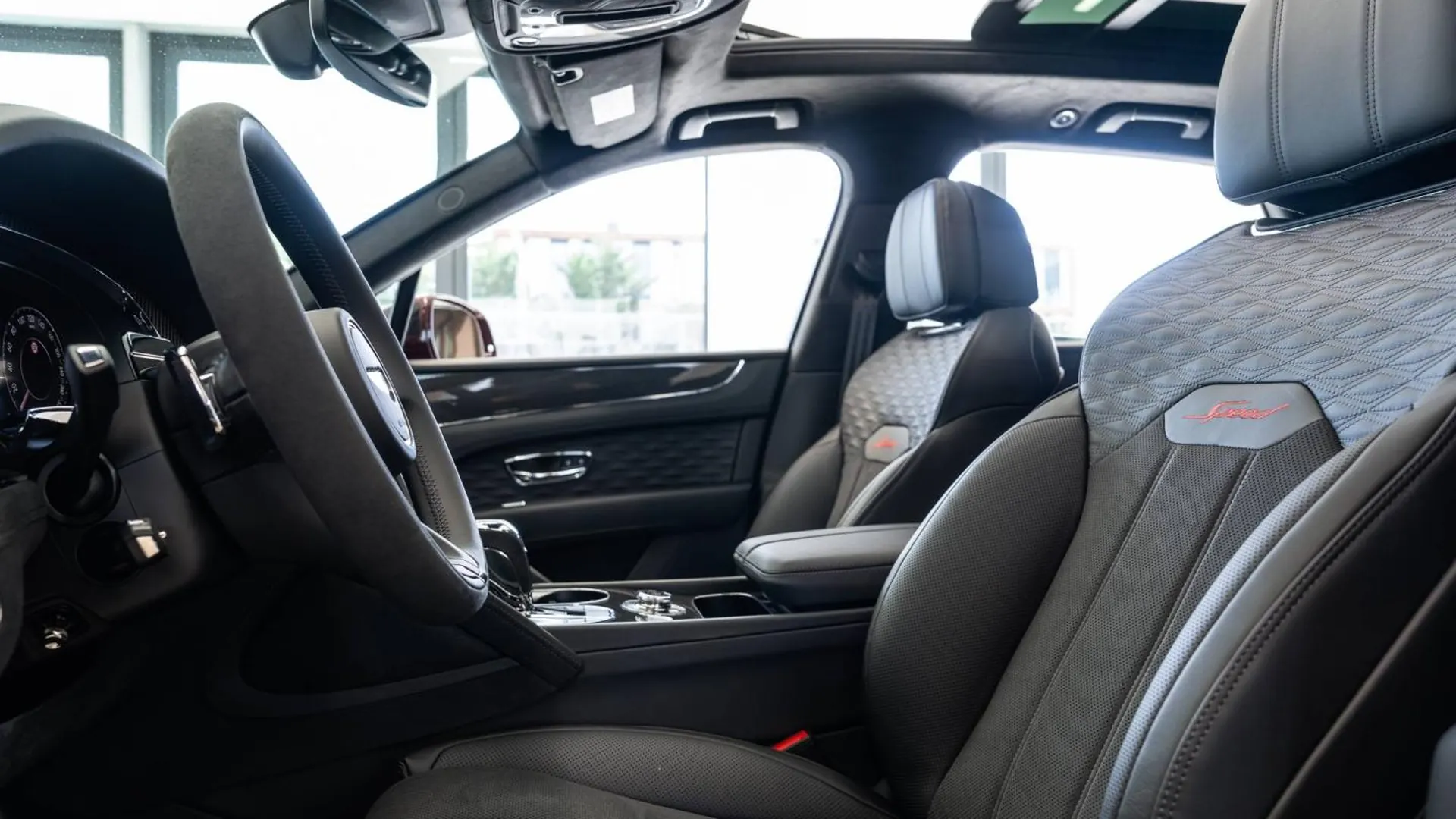 Bentley Bentayga — photo 33