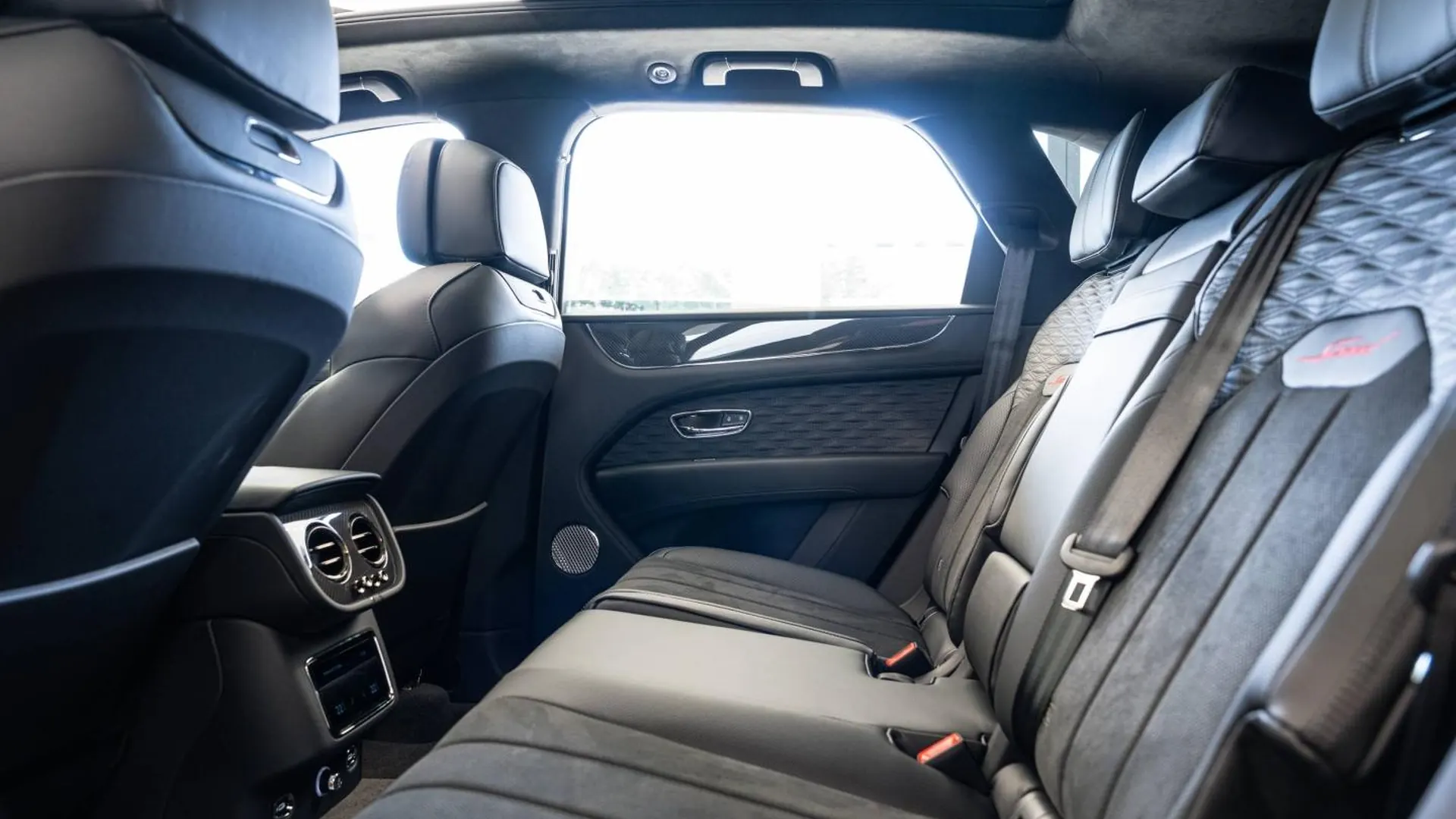 Bentley Bentayga — photo 28
