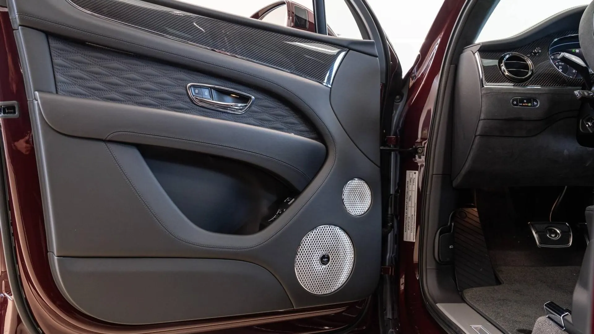 Bentley Bentayga — photo 21