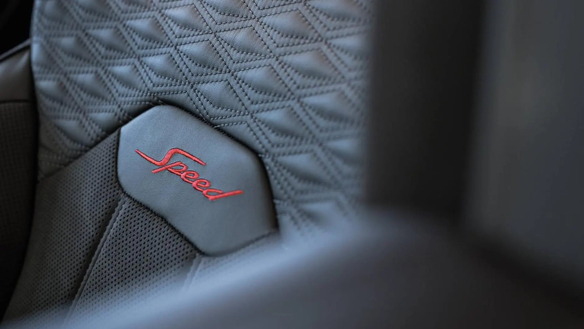 Bentley Bentayga — photo 19