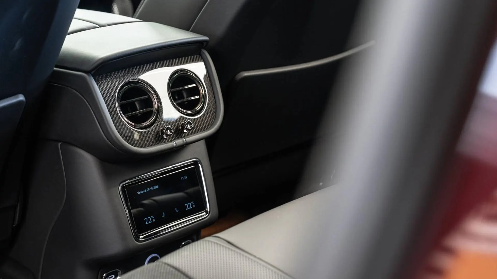 Bentley Bentayga — photo 26