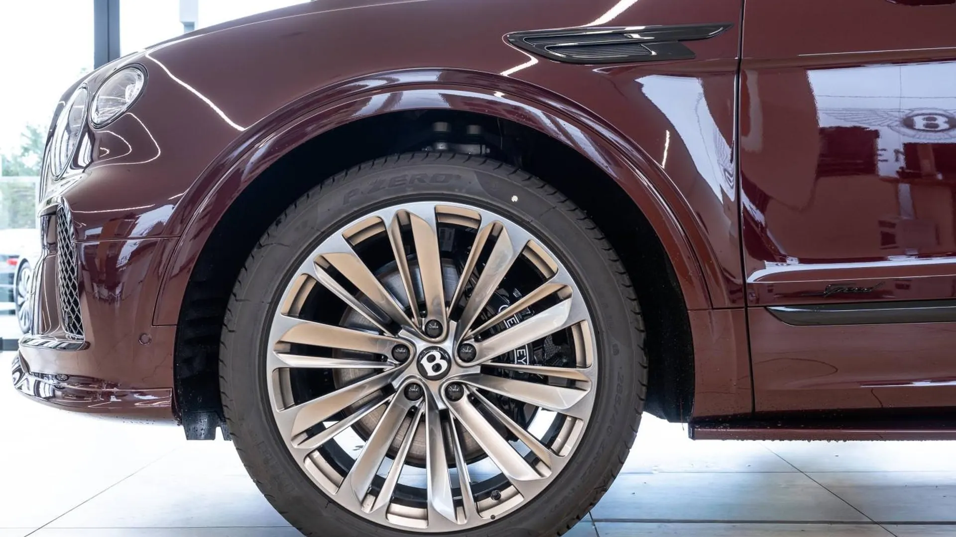 Bentley Bentayga — photo 18
