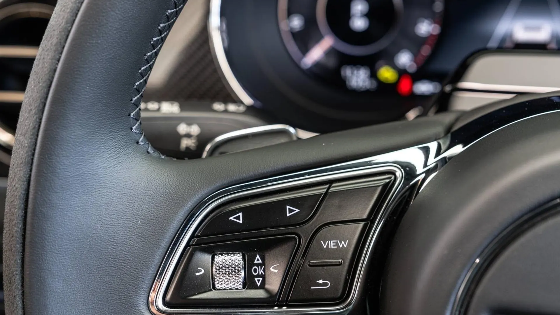 Bentley Bentayga — photo 35