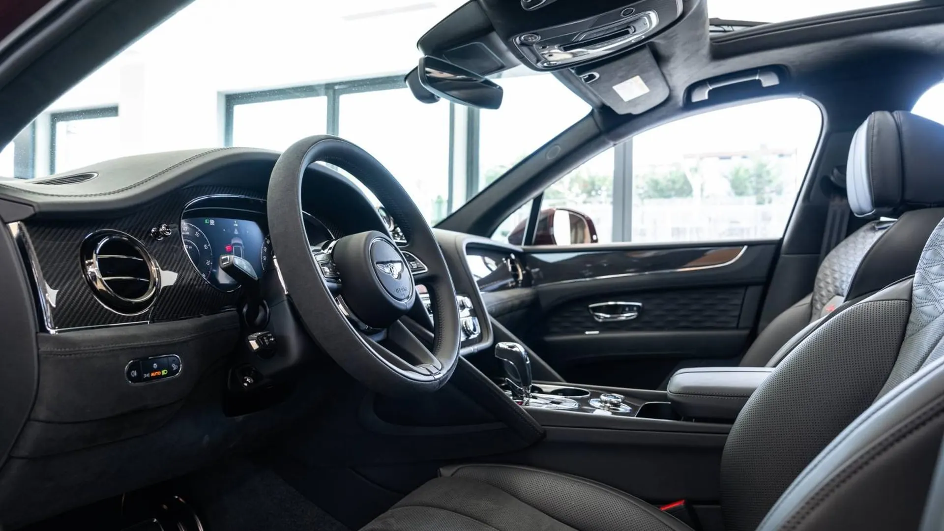 Bentley Bentayga — photo 32