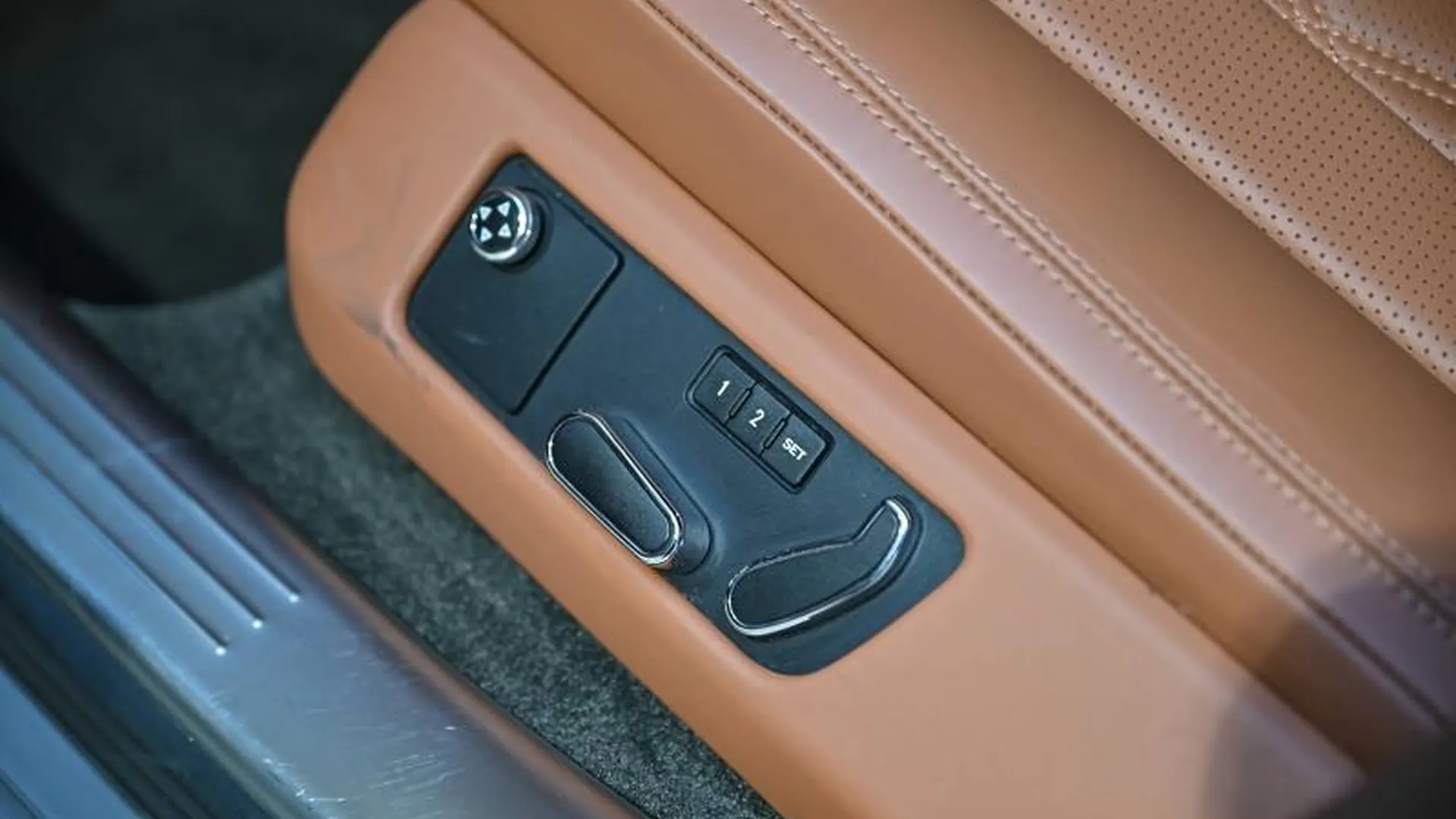 Bentley Flying Spur — photo 23