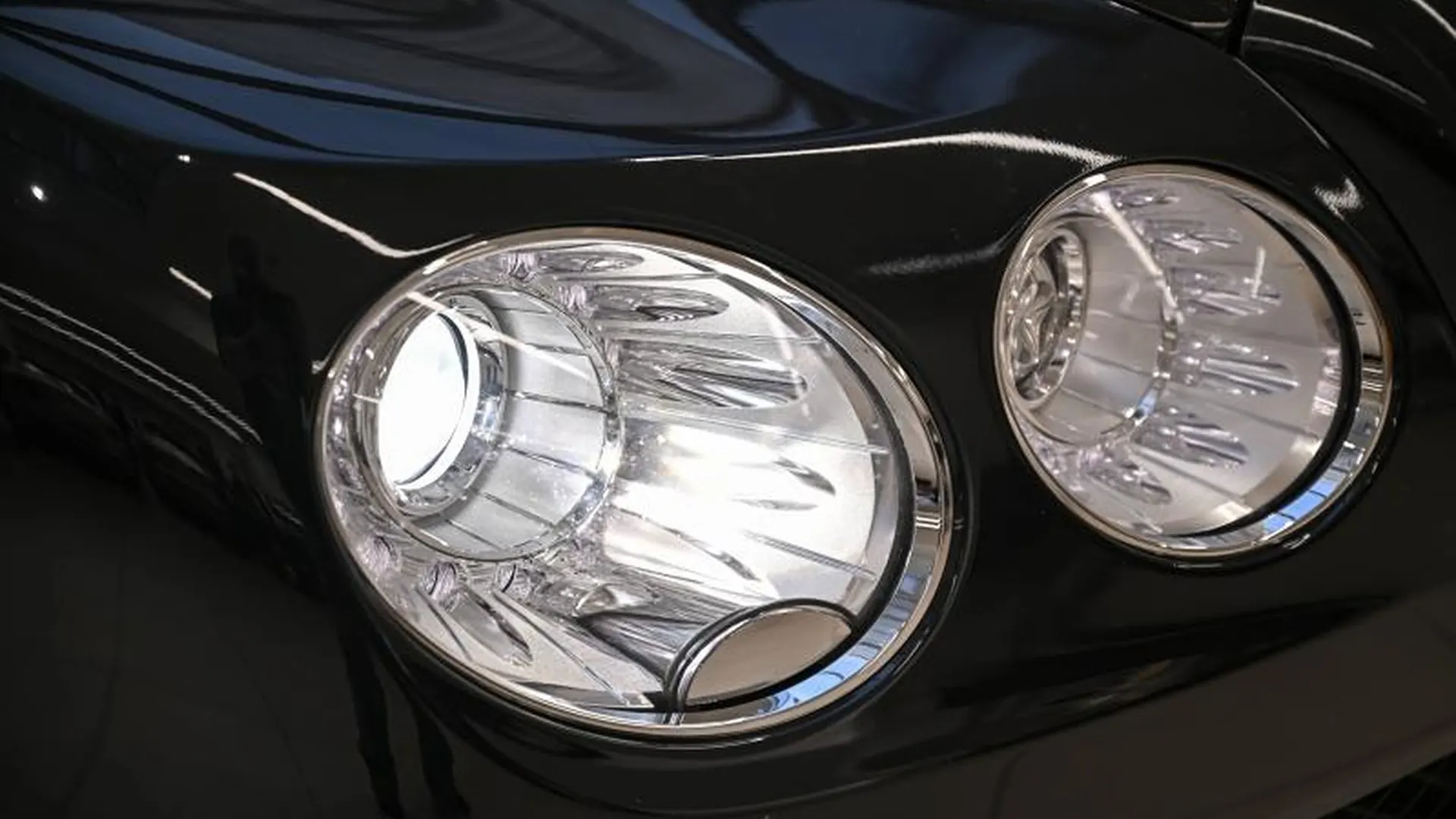 Bentley Flying Spur — photo 11