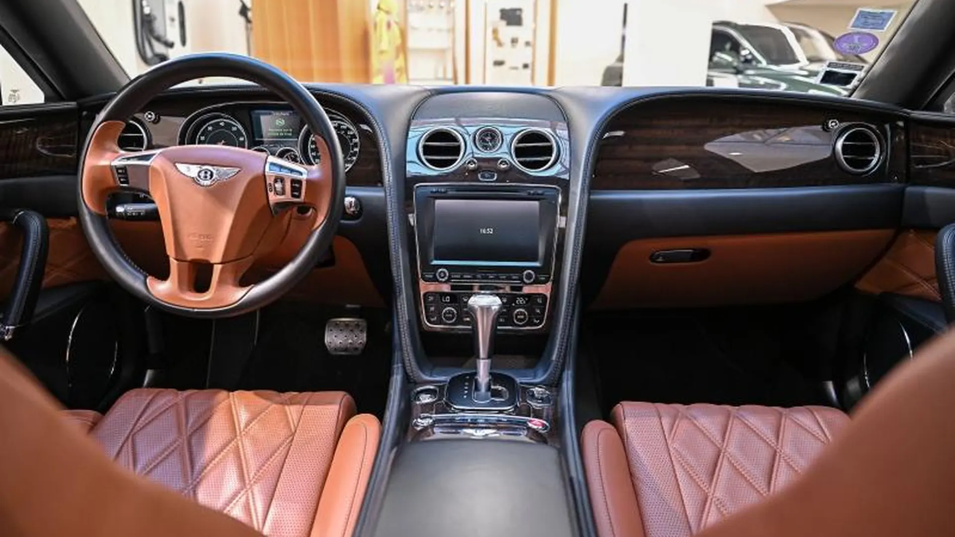 Bentley Flying Spur — photo 25